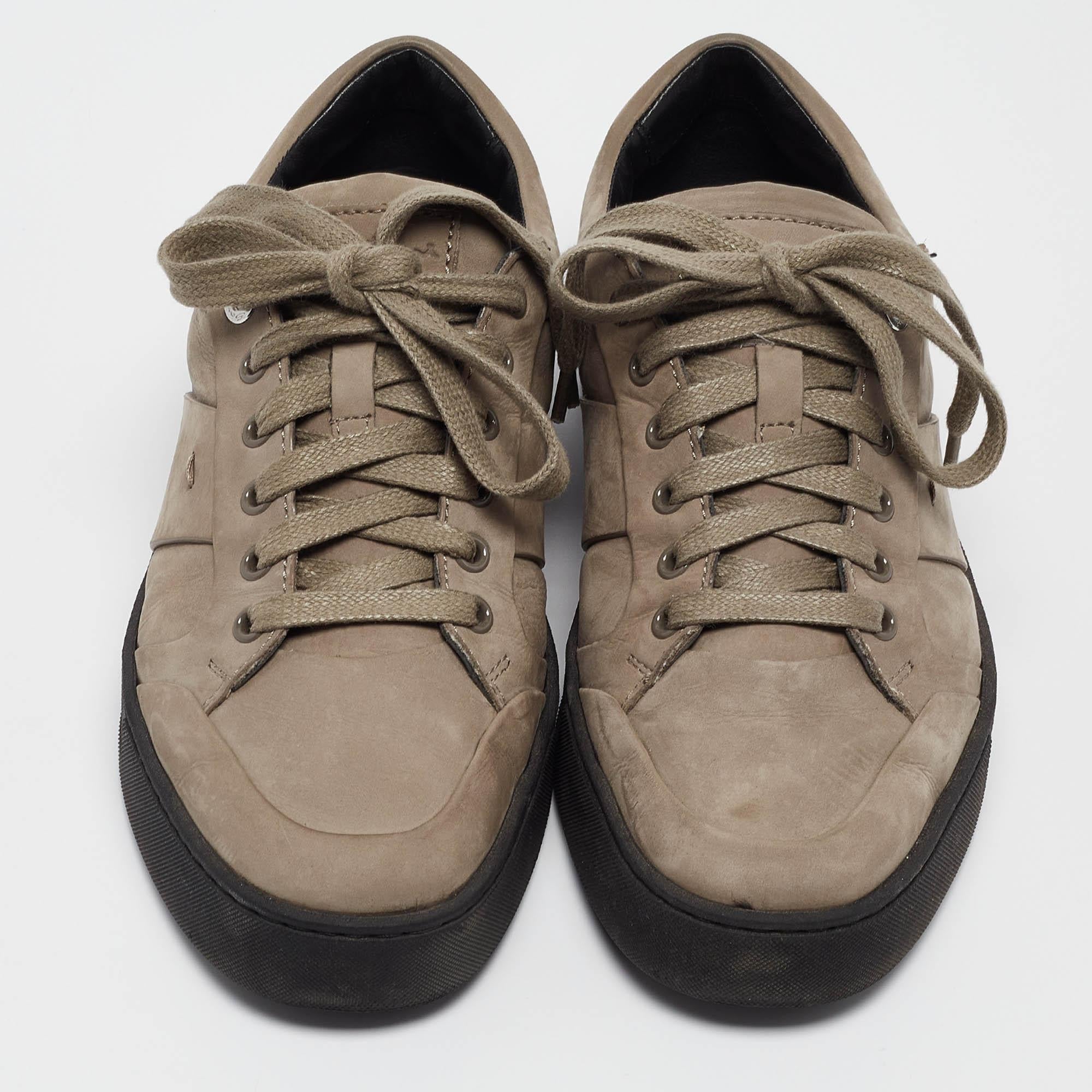 Santoni Grau Nubuck Leder Low Top Turnschuhe Größe 40 im Zustand „Hervorragend“ im Angebot in Dubai, Al Qouz 2