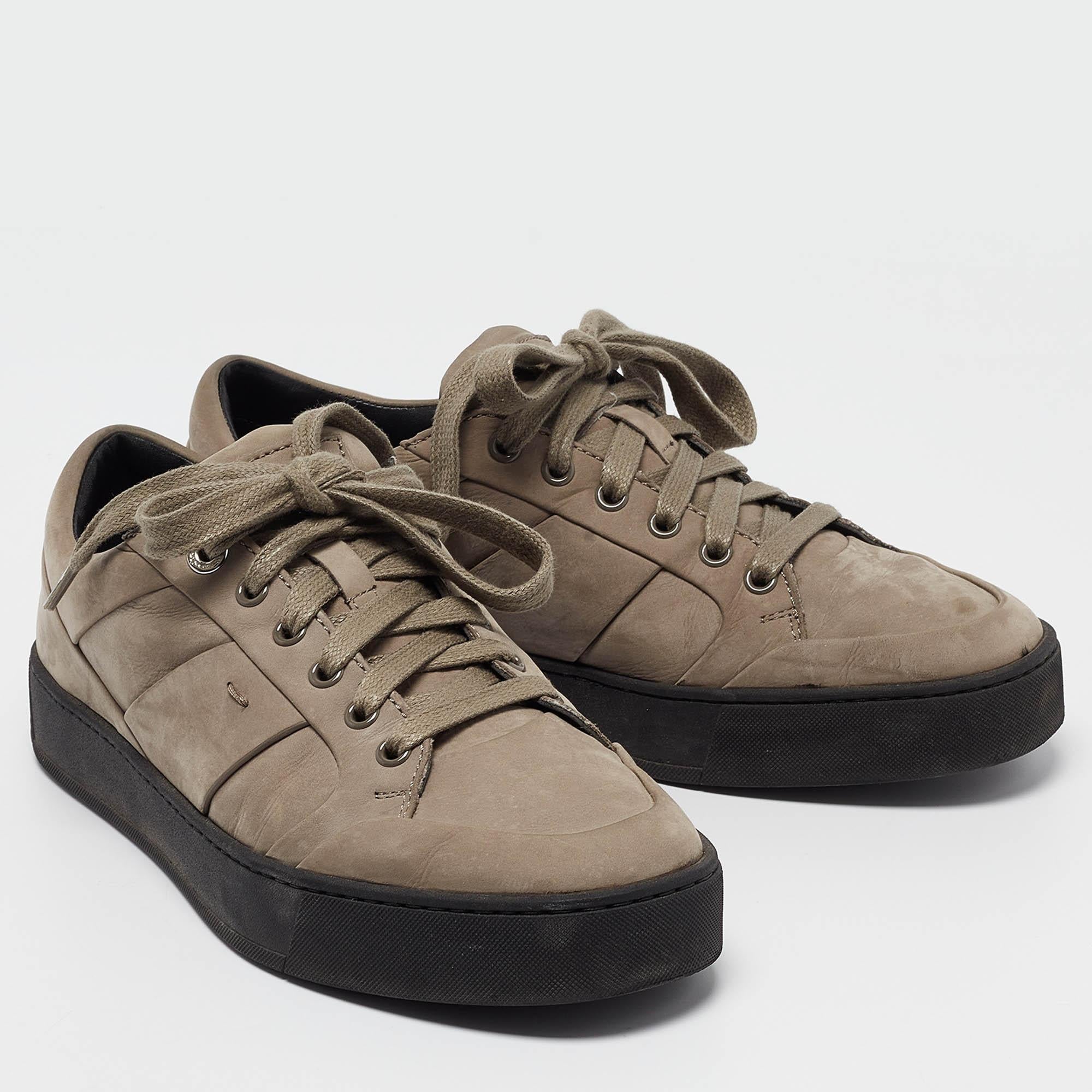 Santoni Grey Nubuck Leather Low Top Sneakers Size 40 In Excellent Condition For Sale In Dubai, Al Qouz 2