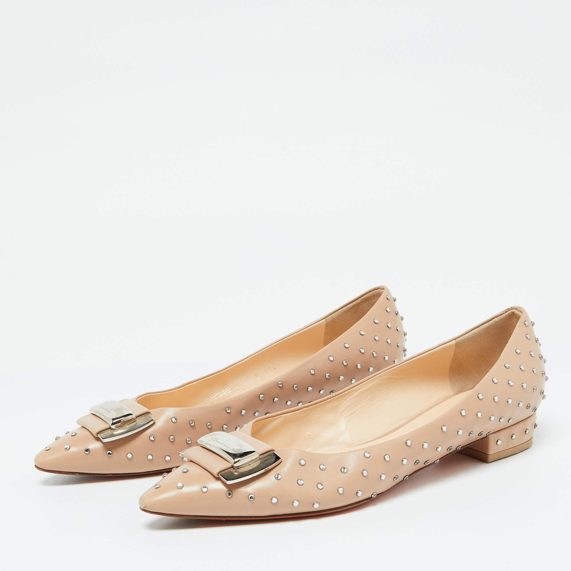 Pratiche, alla moda e resistenti, queste ballerine Santoni sono costruite con cura per essere ottime compagne del tuo stile quotidiano. Sono realizzati con i migliori materiali per essere un acquisto prezioso.