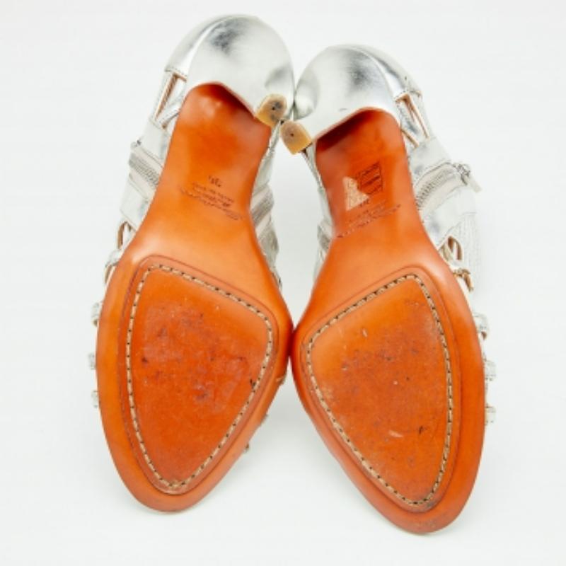 Santoni Sandalias enjauladas de piel plateada tamaño 36 en Bueno estado para la venta en Dubai, Al Qouz 2