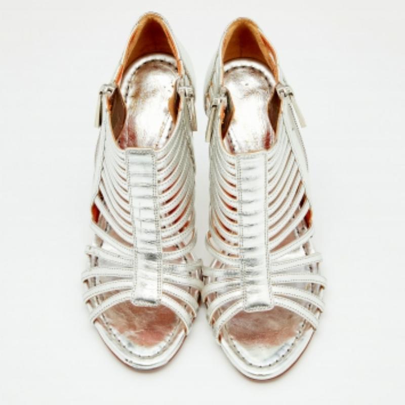 Santoni Sandalias enjauladas de piel plateada tamaño 36 en venta 1