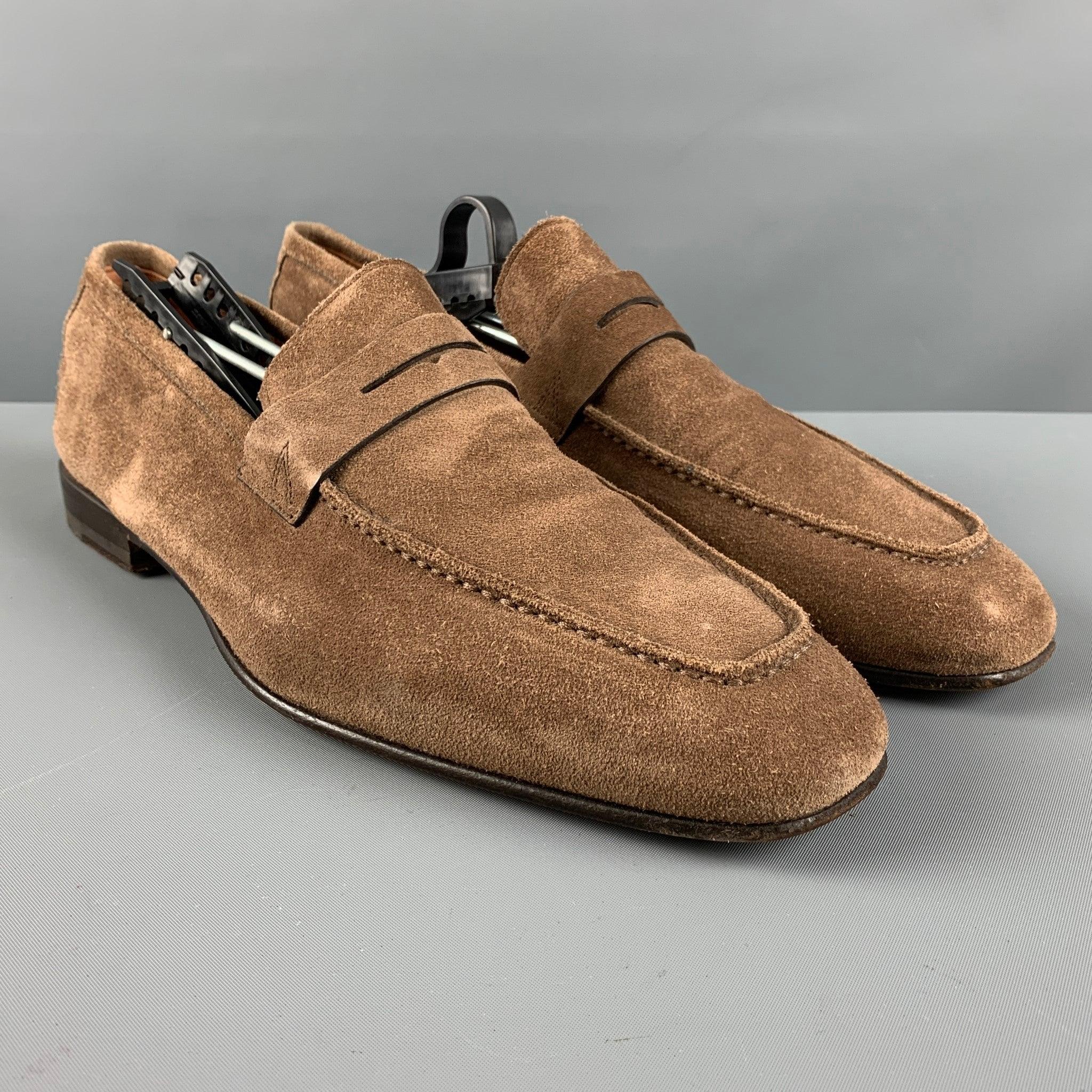 SANTONI loafers comes in brown suede featuring a square toe front, penny loafer style, and a wood sole. Made in Italy.Very Good Pre-Owned Condition. Minor marks of wear.Marked Size: 8 1/2MeasurementsLength: 12 inWidth: 4 in
  
  
 
Reference: