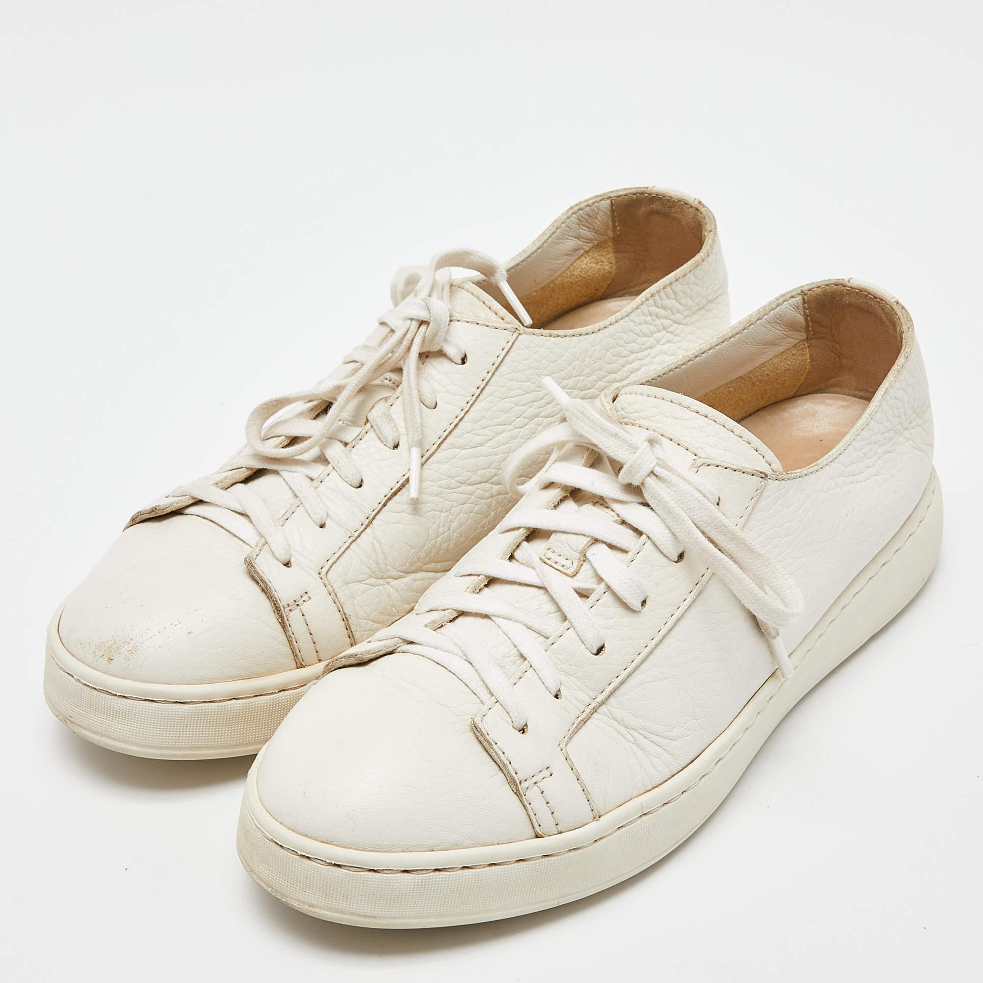 Dale a tu atuendo un toque lujoso con este par de zapatillas blancas Santoni para mujer. Los zapatos están cosidos a la perfección para que puedas lucirlos durante mucho tiempo.