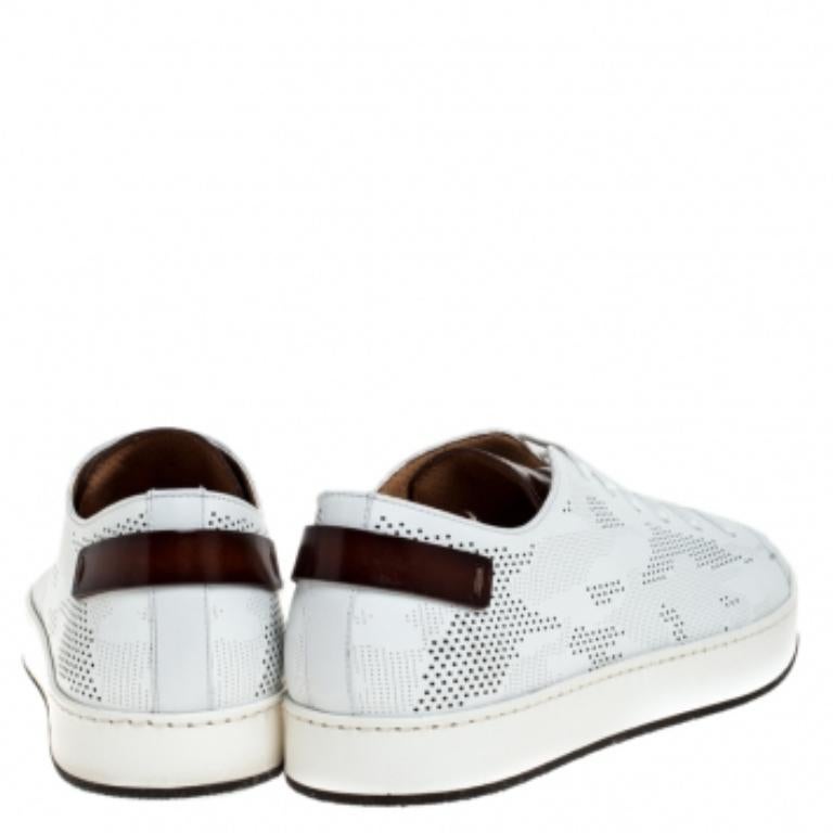 Santoni White Perforated Leather Low Top Sneakers Size 40.5 In condizioni buone in vendita a Dubai, Al Qouz 2