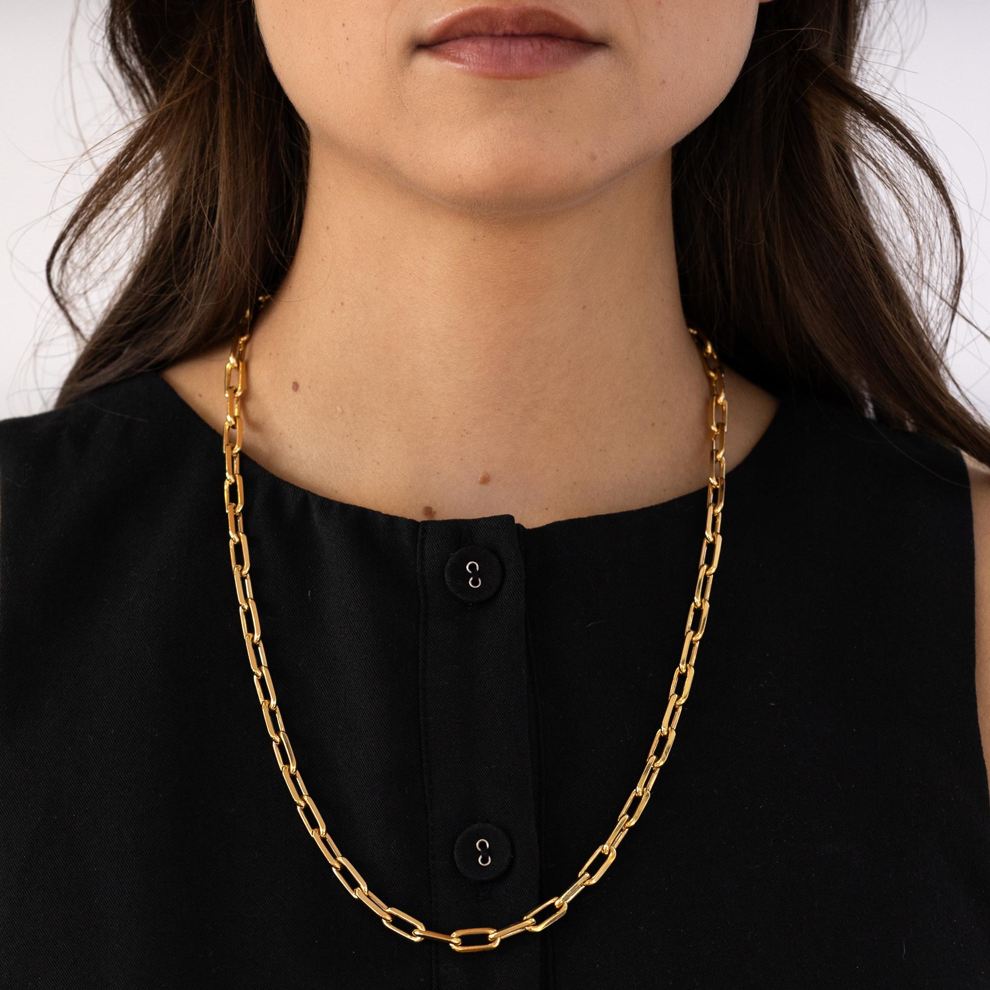 Diese klassische Büroklammerkette aus der Kollektion Santos de Cartier ist eine Ikone des Art Déco-Designs von Cartier. Gefertigt aus hochkarätigem 18-karätigem Gold mit einer vielseitigen Länge von 22 Zoll, die sich perfekt als Einzelstück oder als