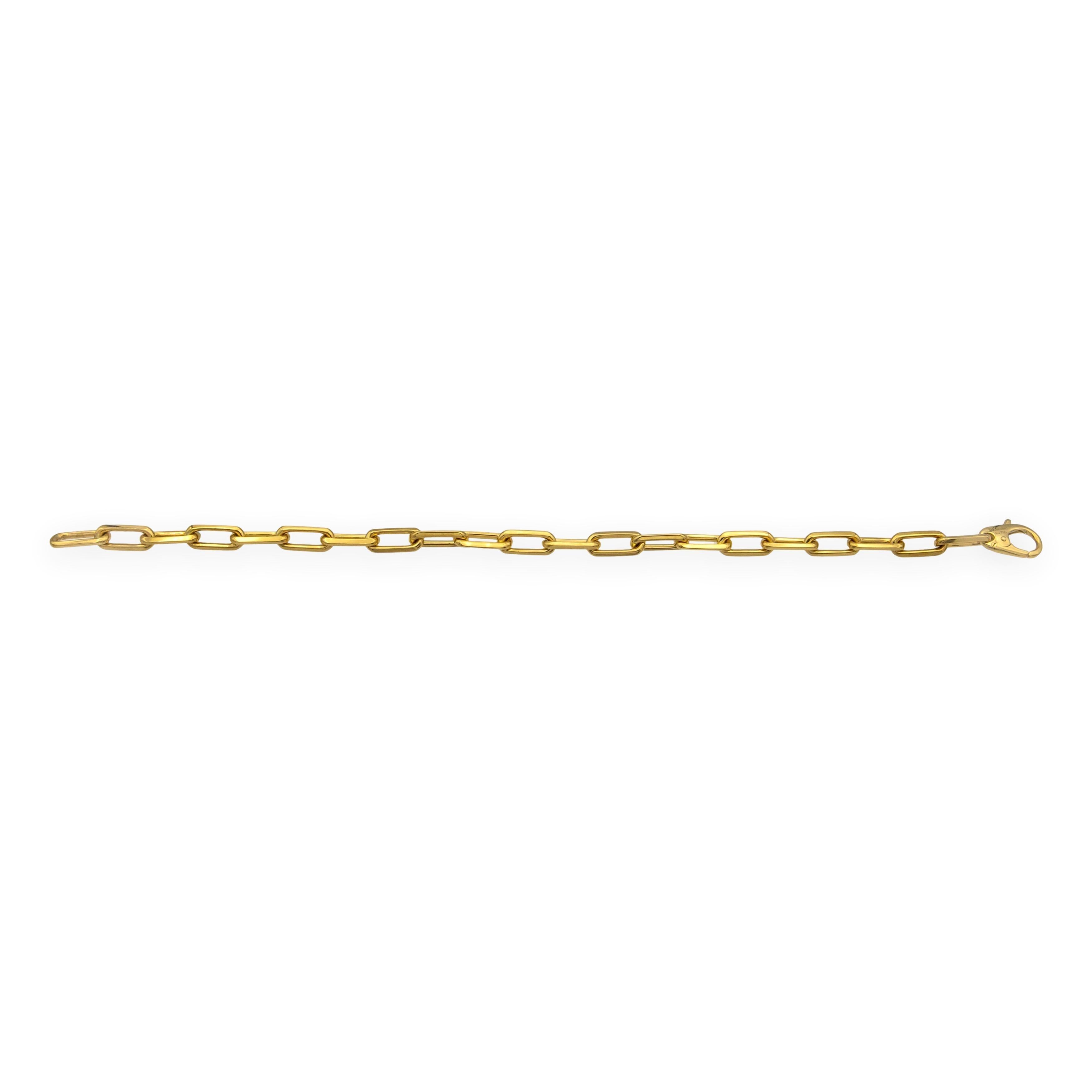 Un emblemático brazalete Santos de Cartier elaborado en oro amarillo macizo de 18 quilates. Con una longitud de 20,5 cm, esta importante pulsera presenta el diseño Santos, reconocible al instante, con eslabones de oro pulido y detalles en forma de
