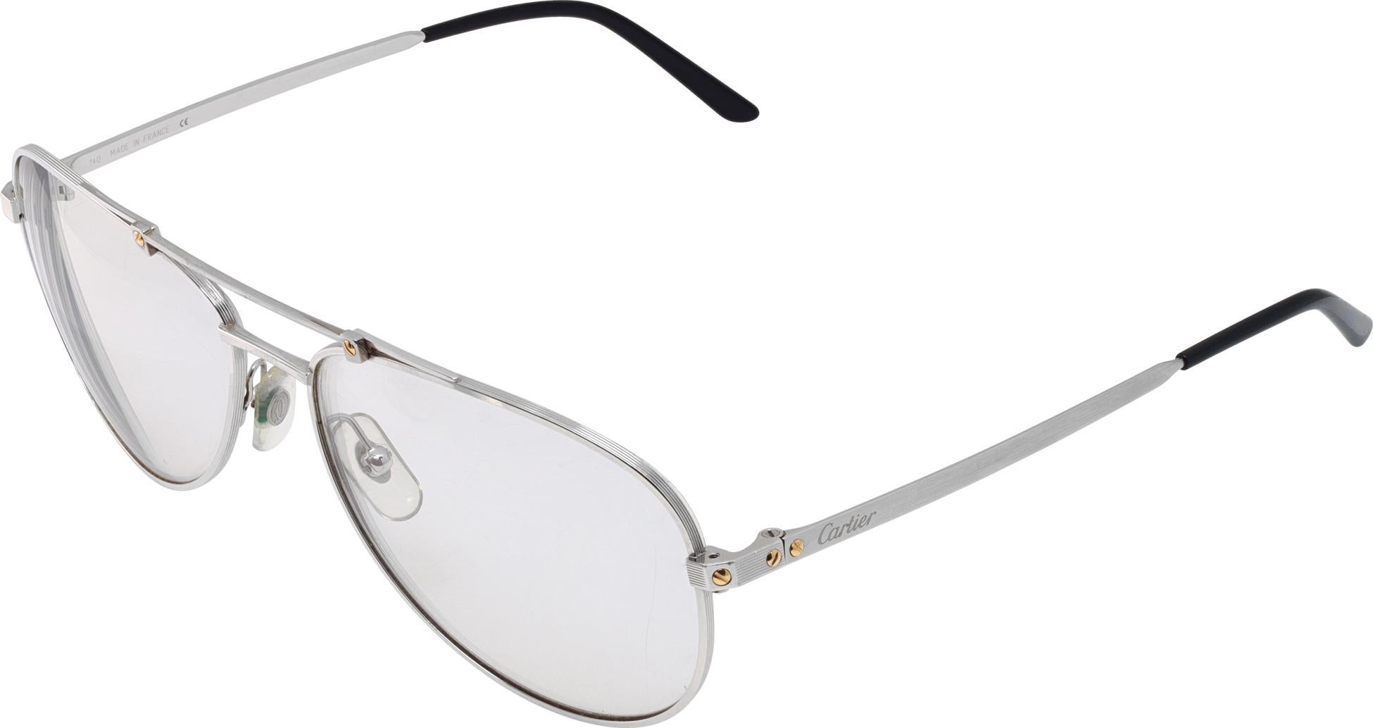 Lunettes Santos de Cartier avec monture en métal. Largeur des lentilles 59 mm, pont 16 mm, longueur des branches 140 mm.

