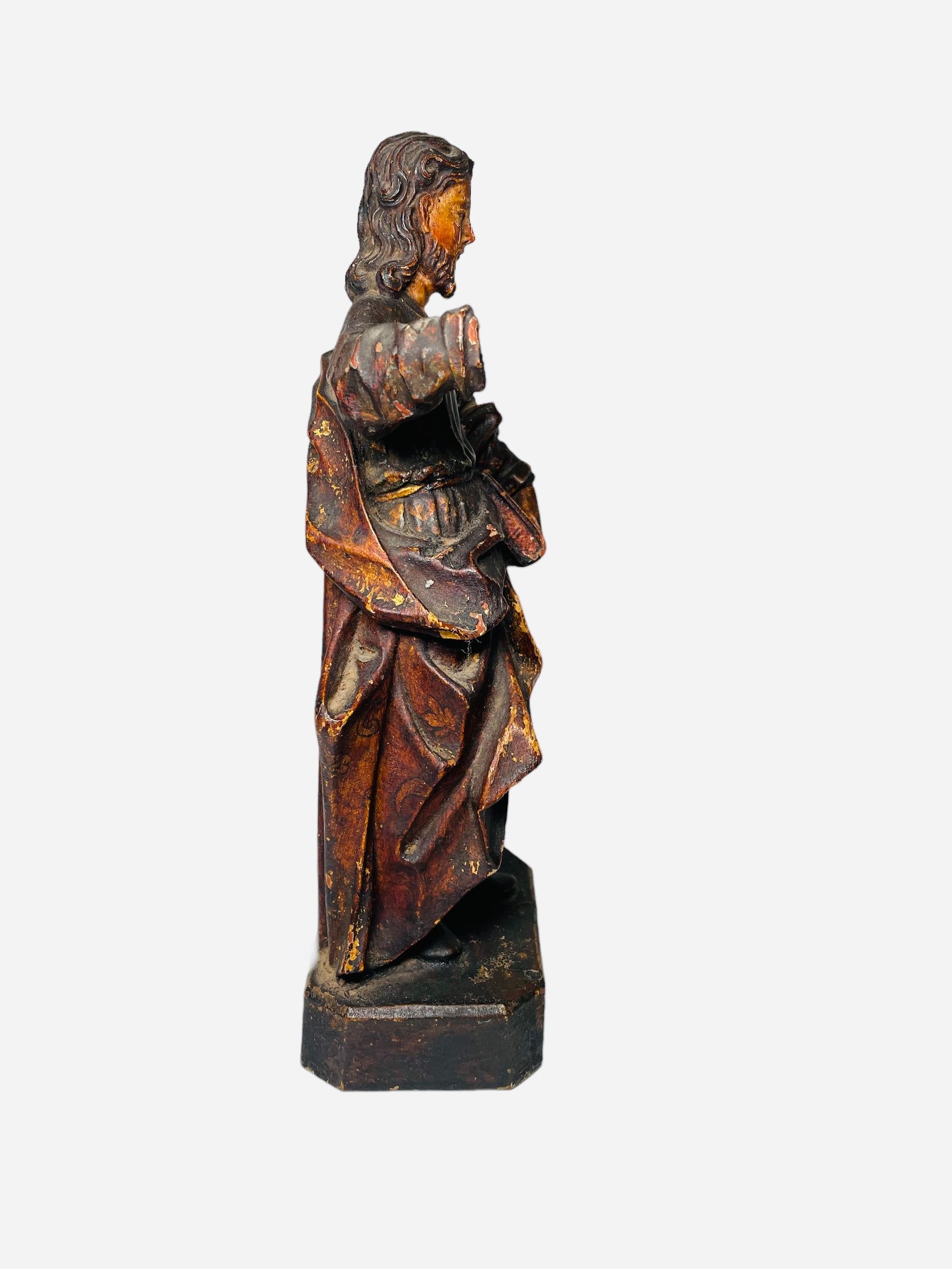 Arts and Crafts Scultura in legno intagliato a mano di Santos De Palos in vendita