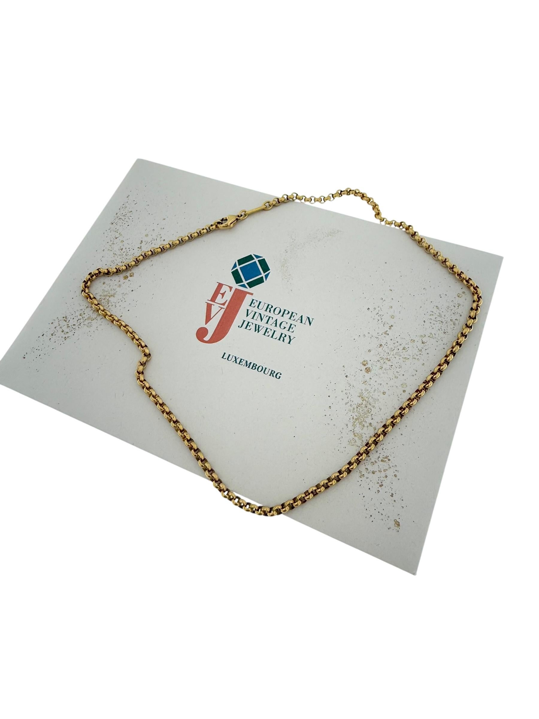 La collana a catena Chopard in oro giallo 18kt è un pezzo straordinario che incarna un'eleganza senza tempo e una maestria eccezionale. Realizzata in lussuoso oro giallo 18 carati, questa collana mette in mostra la dedizione di Chopard al design di