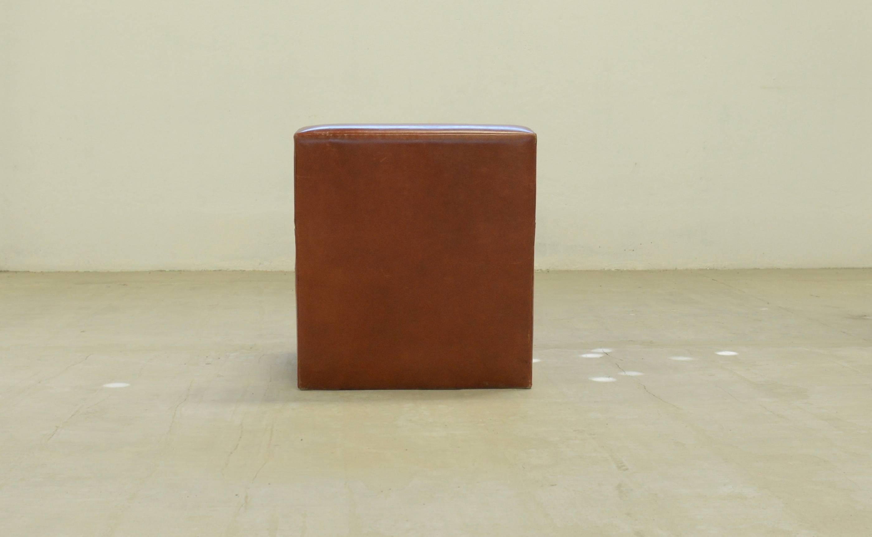 Banquette à dos bas en cuir argentin de Costantini, Santos, en stock Neuf - En vente à New York, NY