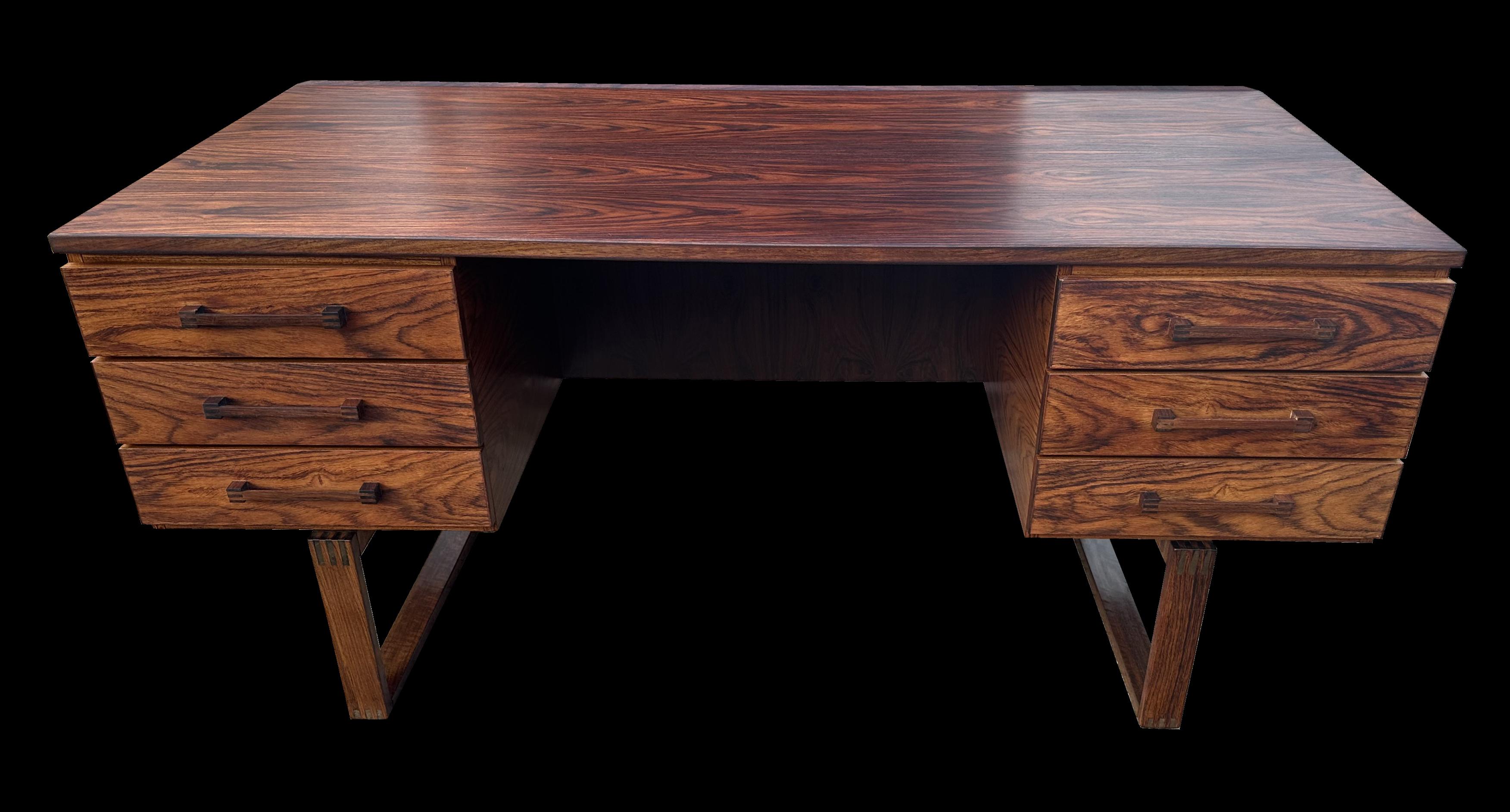 A good example of this very cool and much sought after design, this one is in santos rosewood which does not appear on CITES list of protected species and therefore is no problem to export / import.
