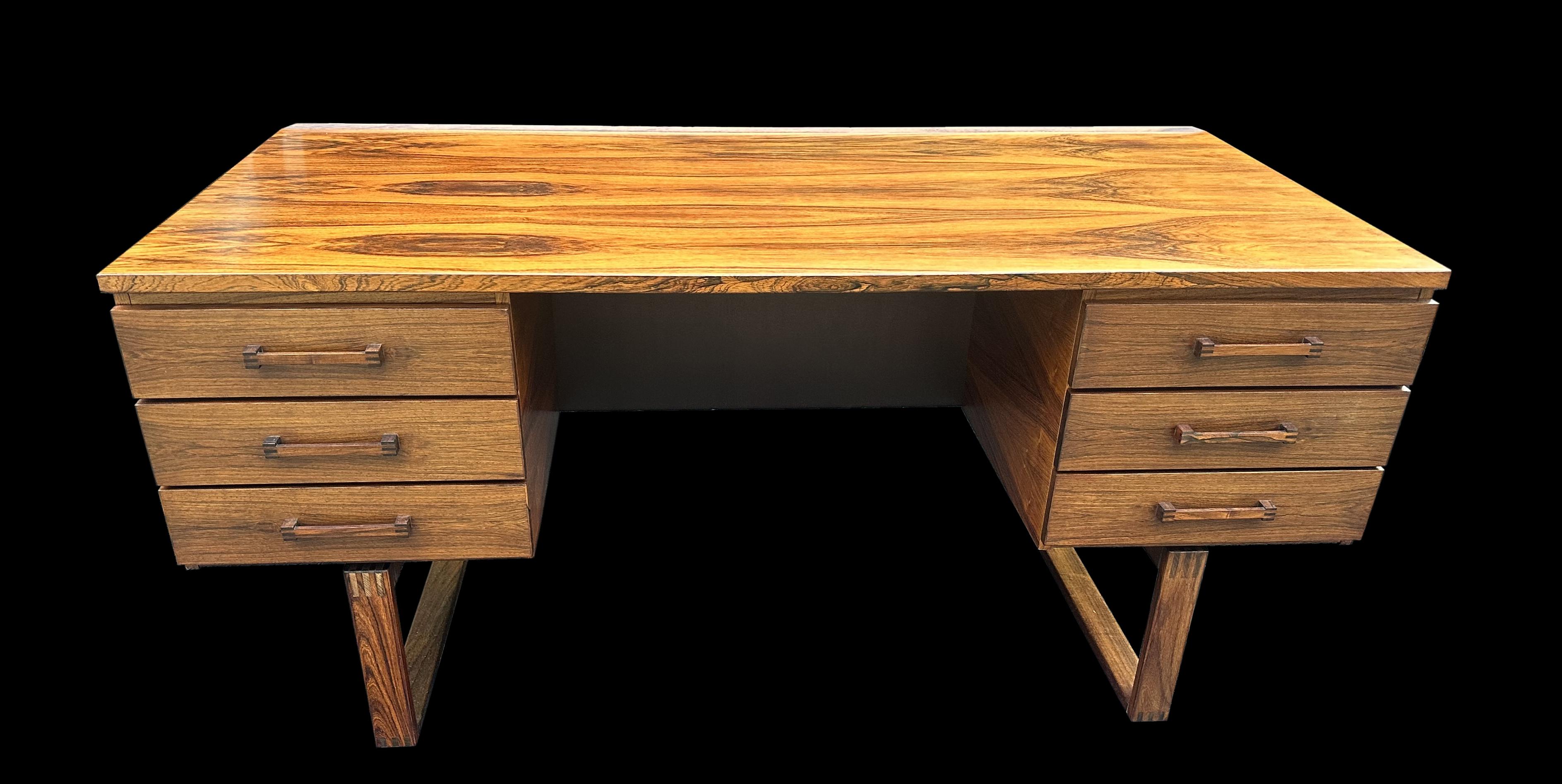 Santos Rosewood Desk by Torben Valeur & Henning Jensen In Good Condition For Sale In Little Burstead, Essex