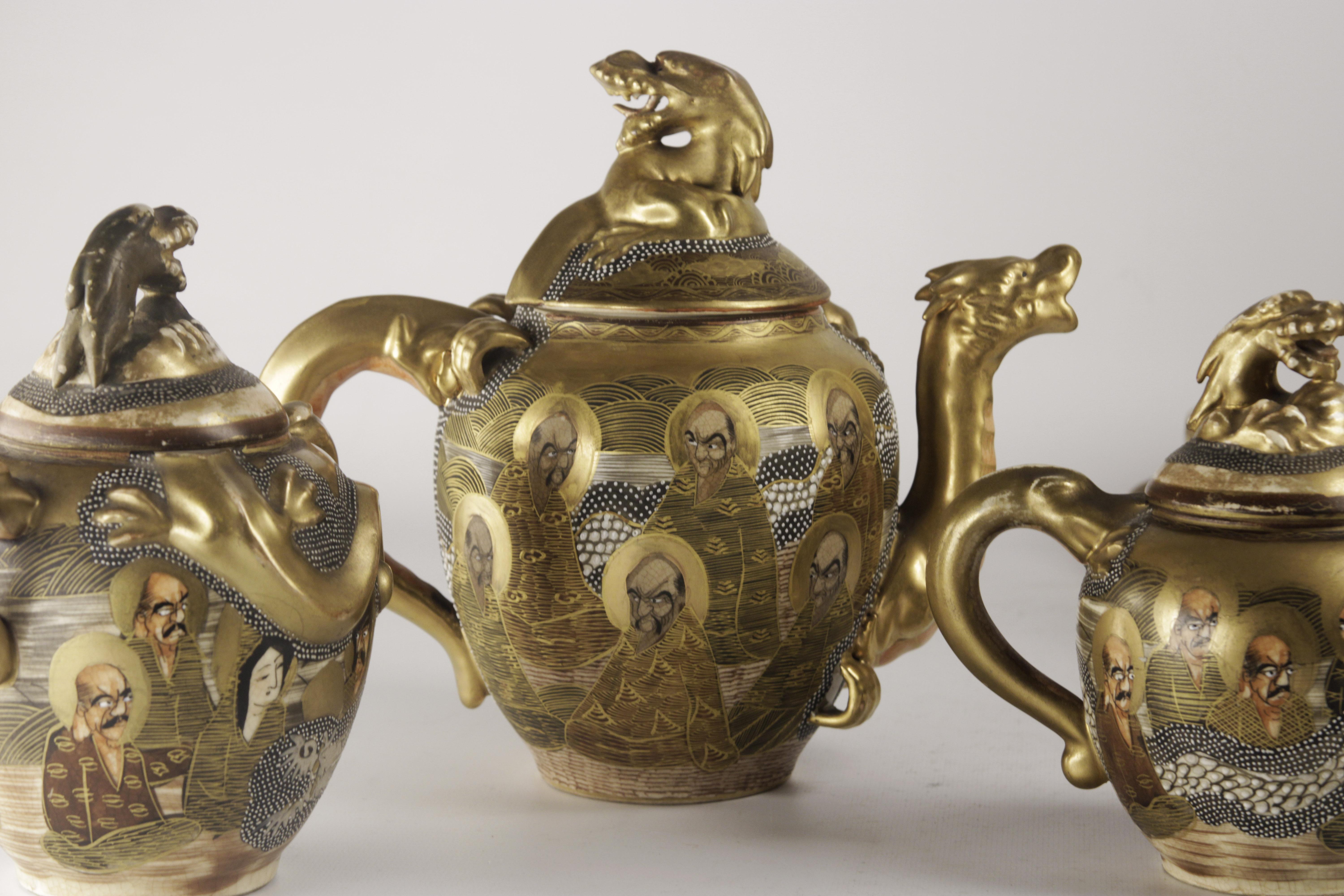 Service à thé Santsuma set
Jeu japonais
Le style des immortels (Dragon Ware)
Peint à la main
Origine japonaise Circa 1900
matériau en porcelaine
Très bon état (quelques traces d'usure naturelle et d'or sur son couvercle).
L'ensemble comprend :