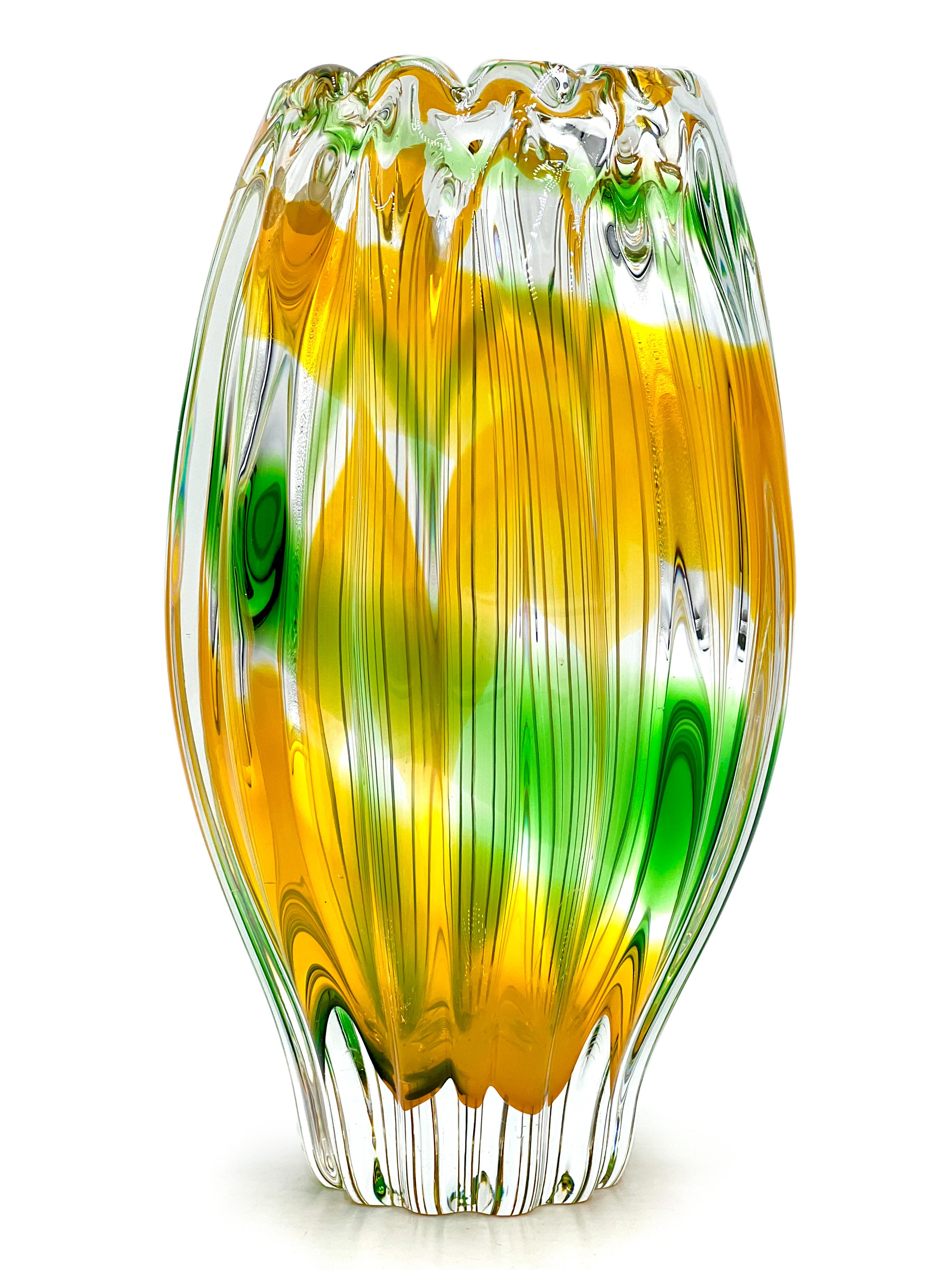 Sanyu Glass (Japón) de su gama Narumi 'Fantasía' - Jarrón de vidrio artístico de 9 mediados del siglo XX en venta