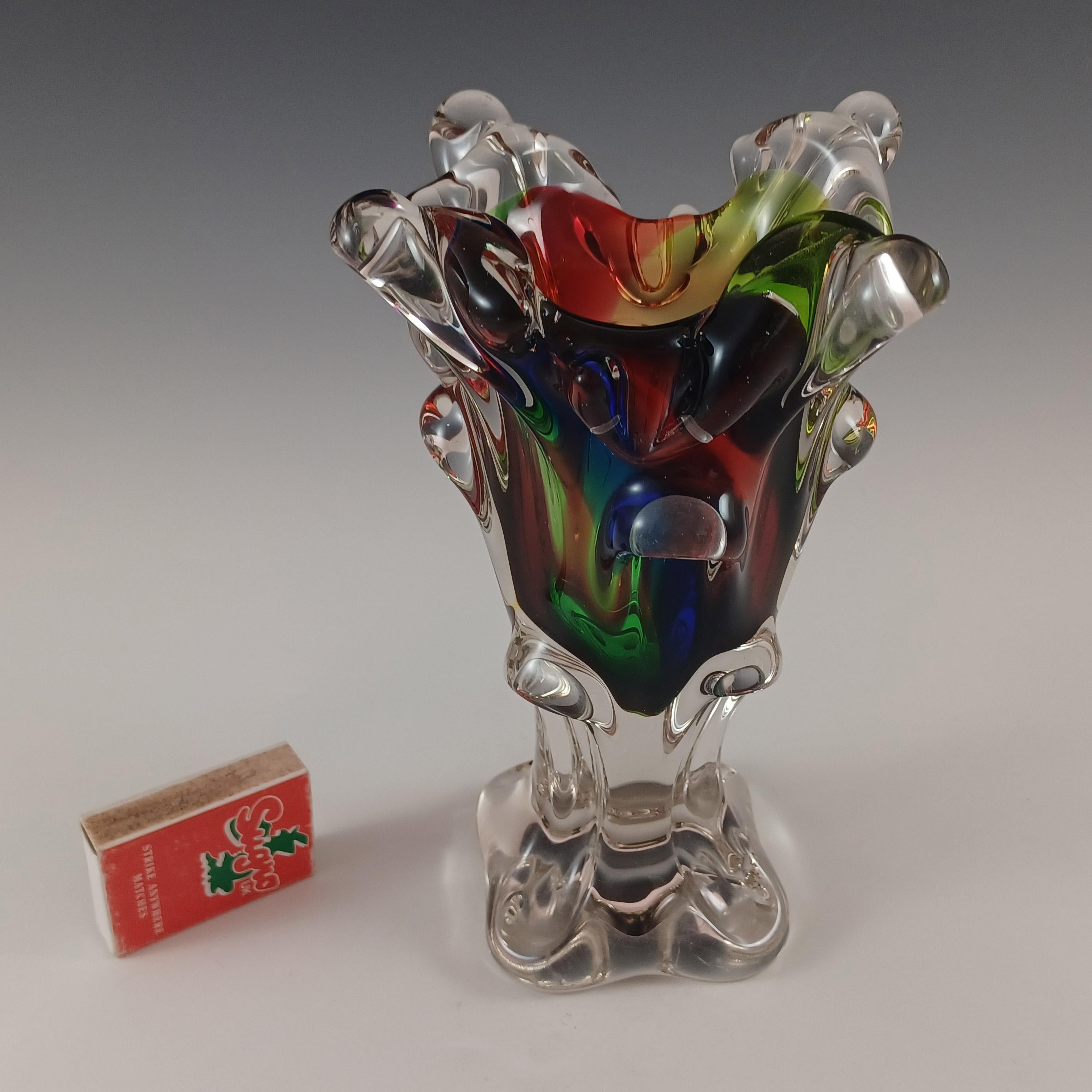 Jarrón japonés de cristal rojo, verde, amarillo y azul Sanyu o Iwatsu en venta 2
