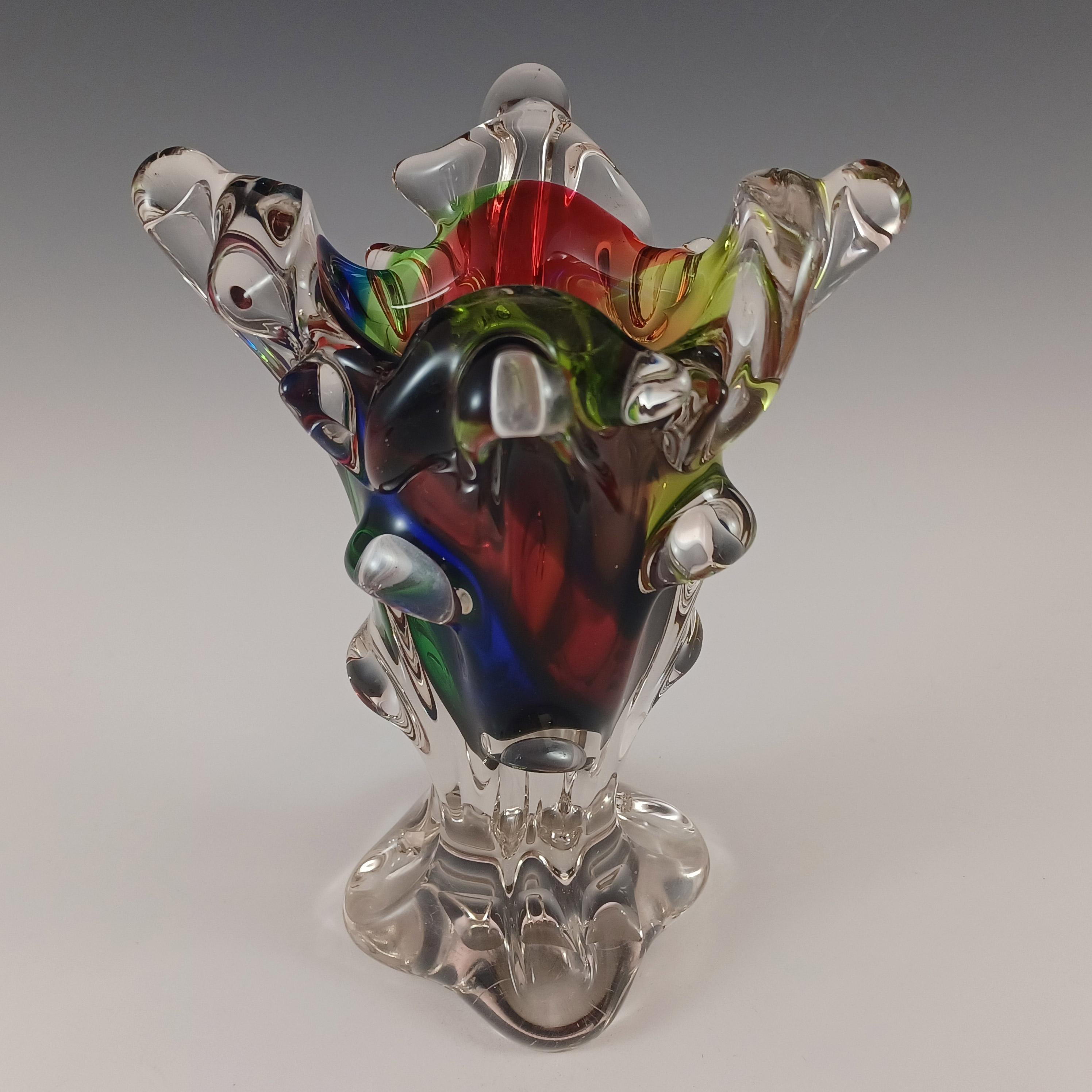 Jarrón japonés de cristal rojo, verde, amarillo y azul Sanyu o Iwatsu Moderno de mediados de siglo en venta