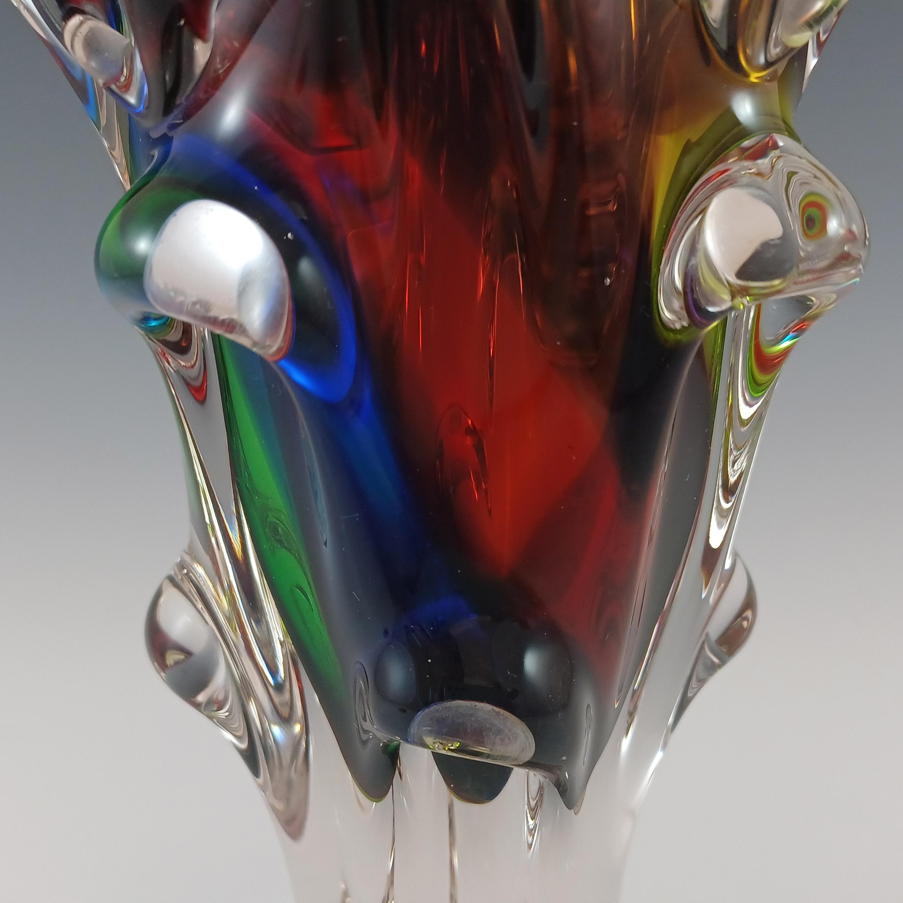 Jarrón japonés de cristal rojo, verde, amarillo y azul Sanyu o Iwatsu Hecho a mano en venta