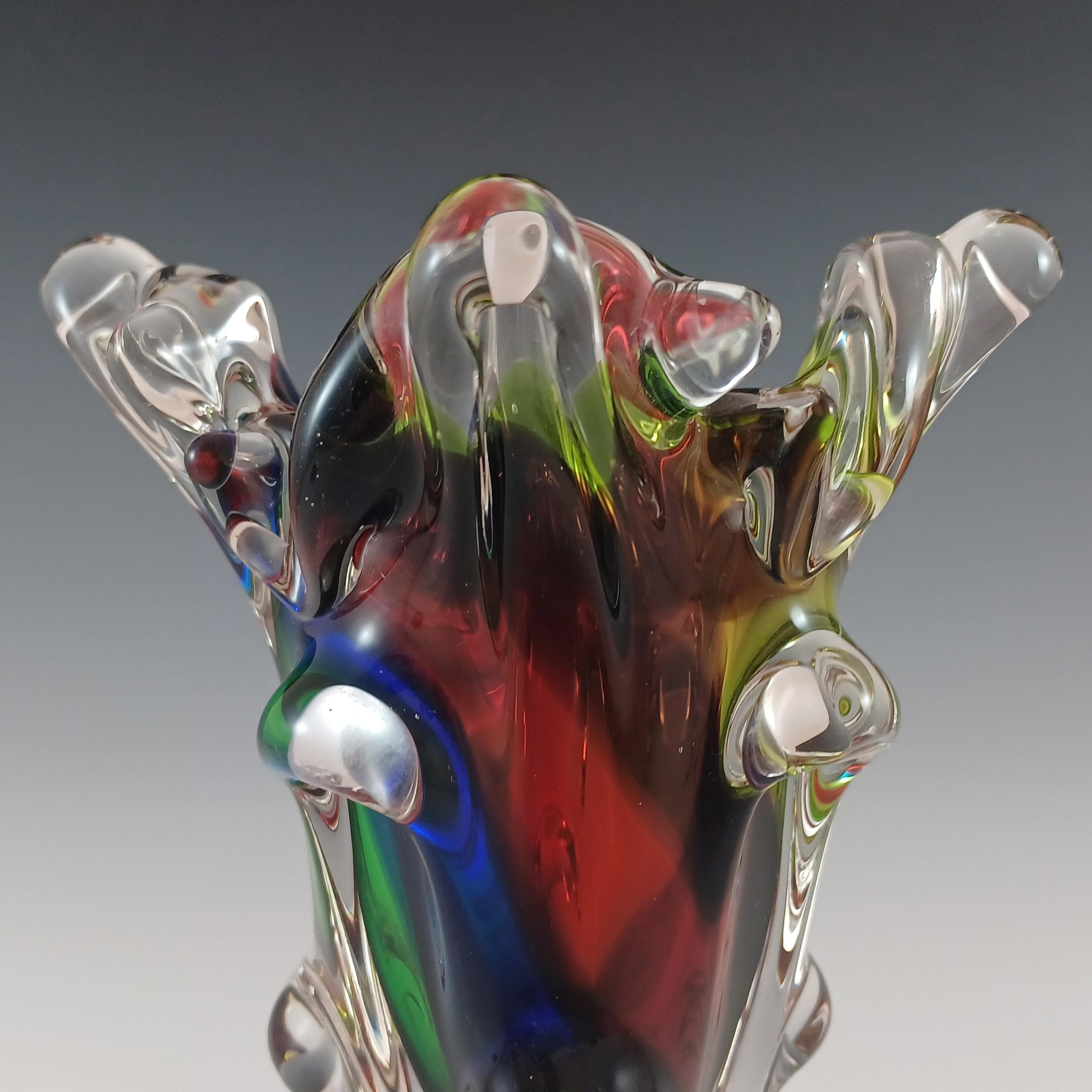 Jarrón japonés de cristal rojo, verde, amarillo y azul Sanyu o Iwatsu Vidrio artístico en venta