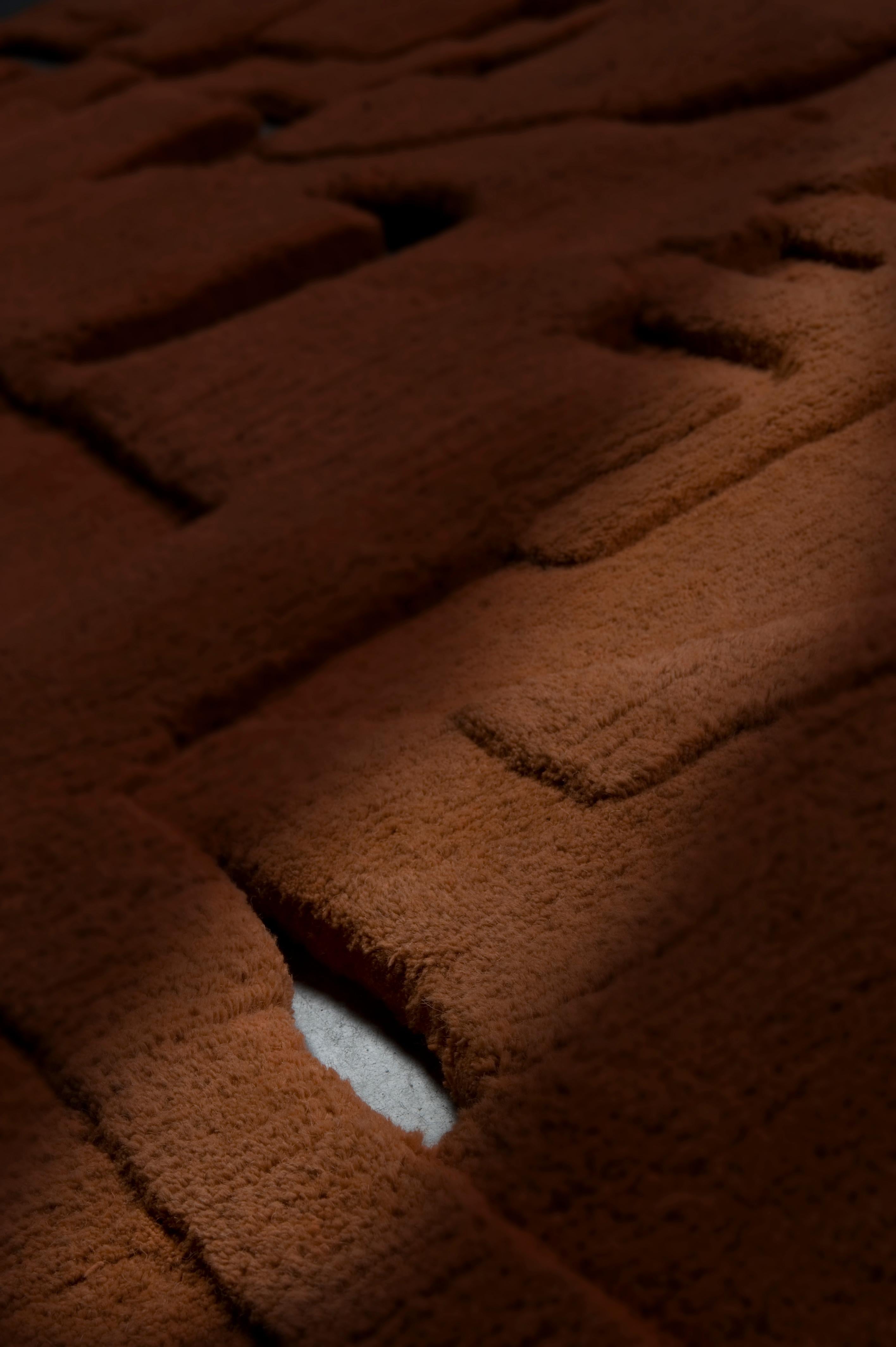 Sao Paulo est conçu par Estudio Campana ; c'est un tapis noué à la main à 100 nœuds par pouce carré.
La taille est de 289 x 300 cm. La hauteur des poils est de 3-4 cm.
Ce tapis est fabriqué au Népal. Le matériau est la laine.
Ce tapis a été