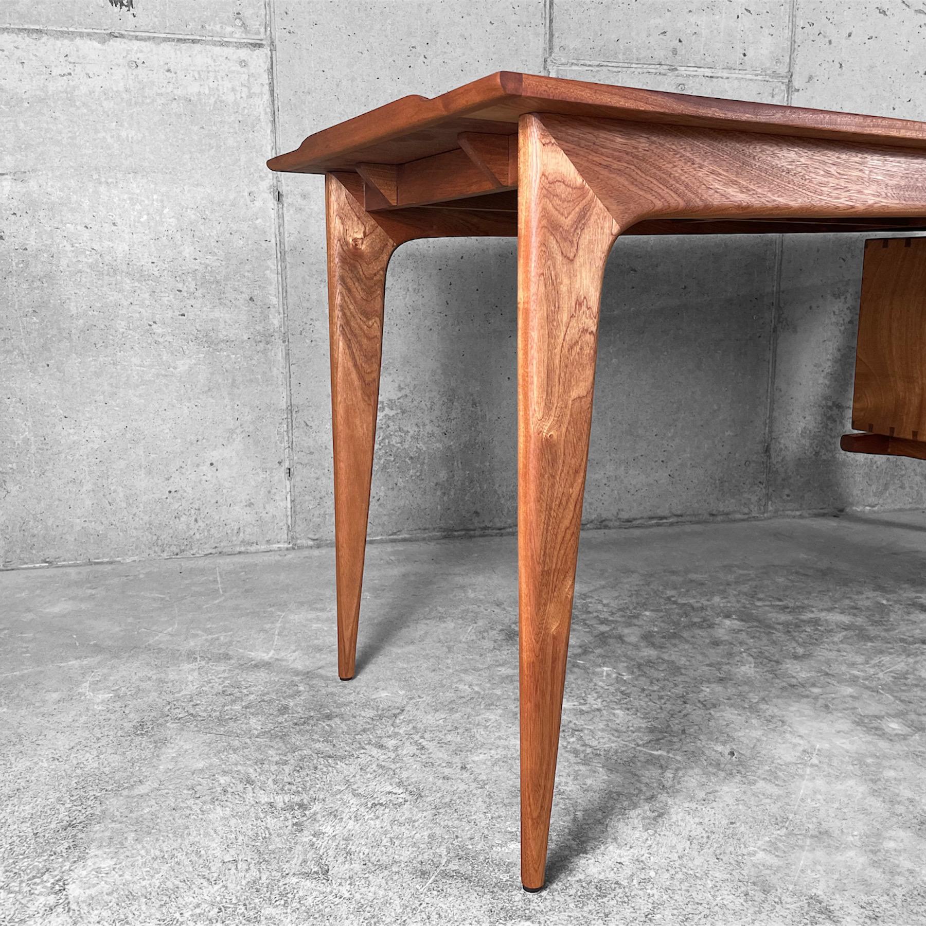 Scandinave moderne Bureau Sapele n°1 de Kirby Furniture en vente