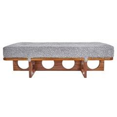 Ottomane aus Sapele-Holz und Alpaka-Bouclé im Stil der brasilianischen Modernity