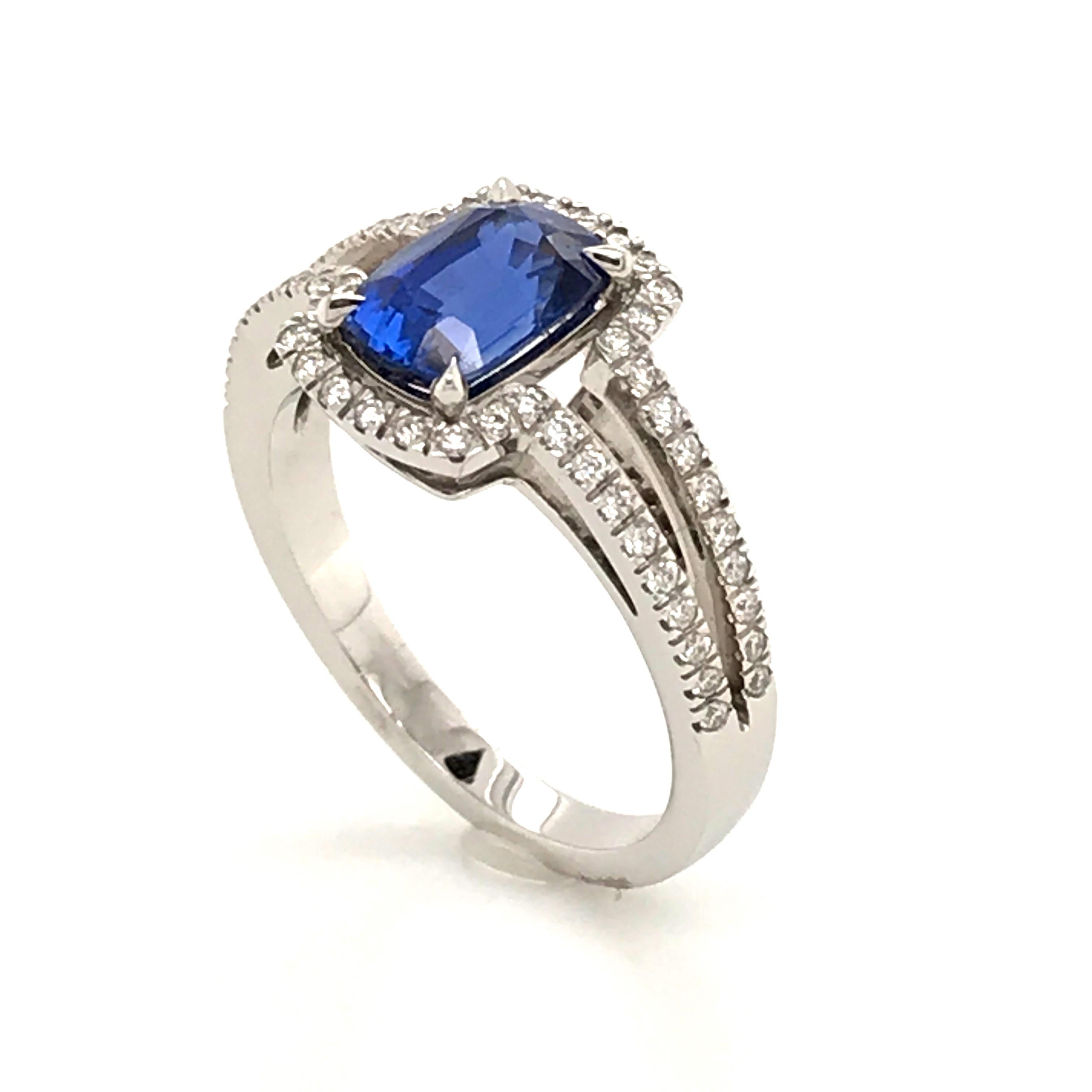 Contemporary Saphir Ceylan and Whites Diamonds on White Gold 18 Karat Engagement Ring