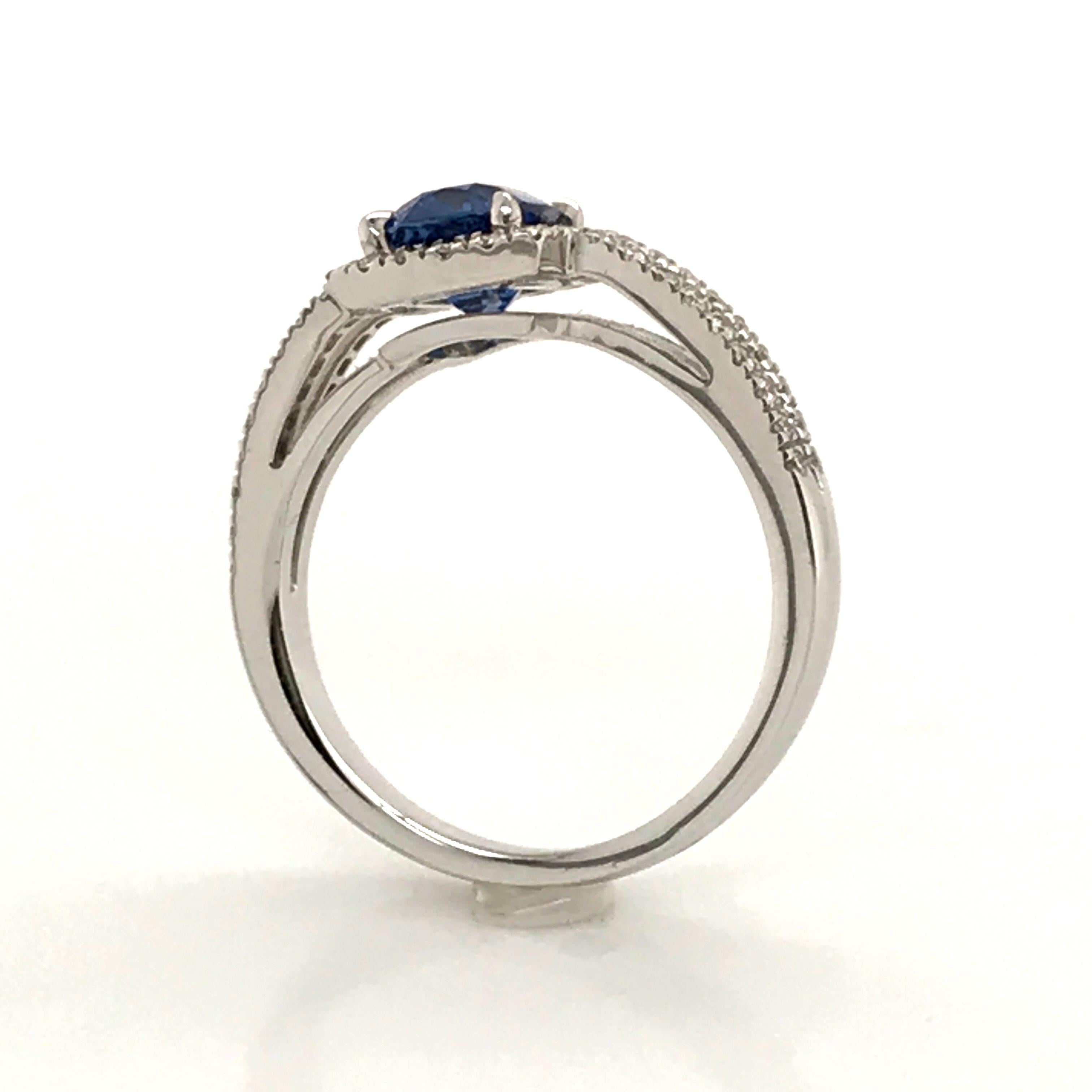 Women's Saphir Ceylan and Whites Diamonds on White Gold 18 Karat Engagement Ring