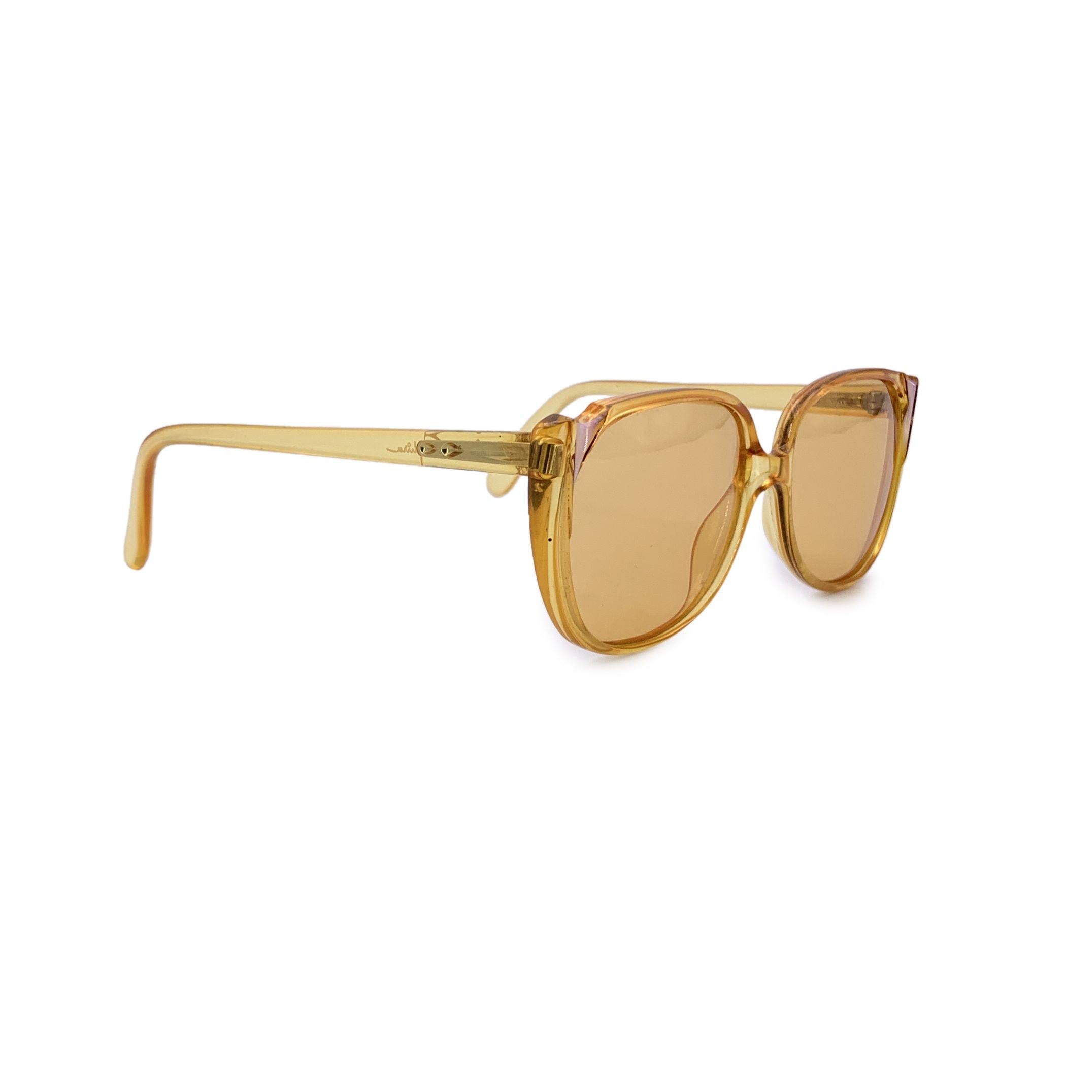 Sunbeam Dreams : Lunettes de soleil Saphira 4103 Vintage Véritable rayon de soleil vintage, ces lunettes de soleil Saphira modèle 4103 - 30 sont un hommage éclatant au design audacieux des années 80 et à la finesse de l'artisanat allemand. Fabriquée