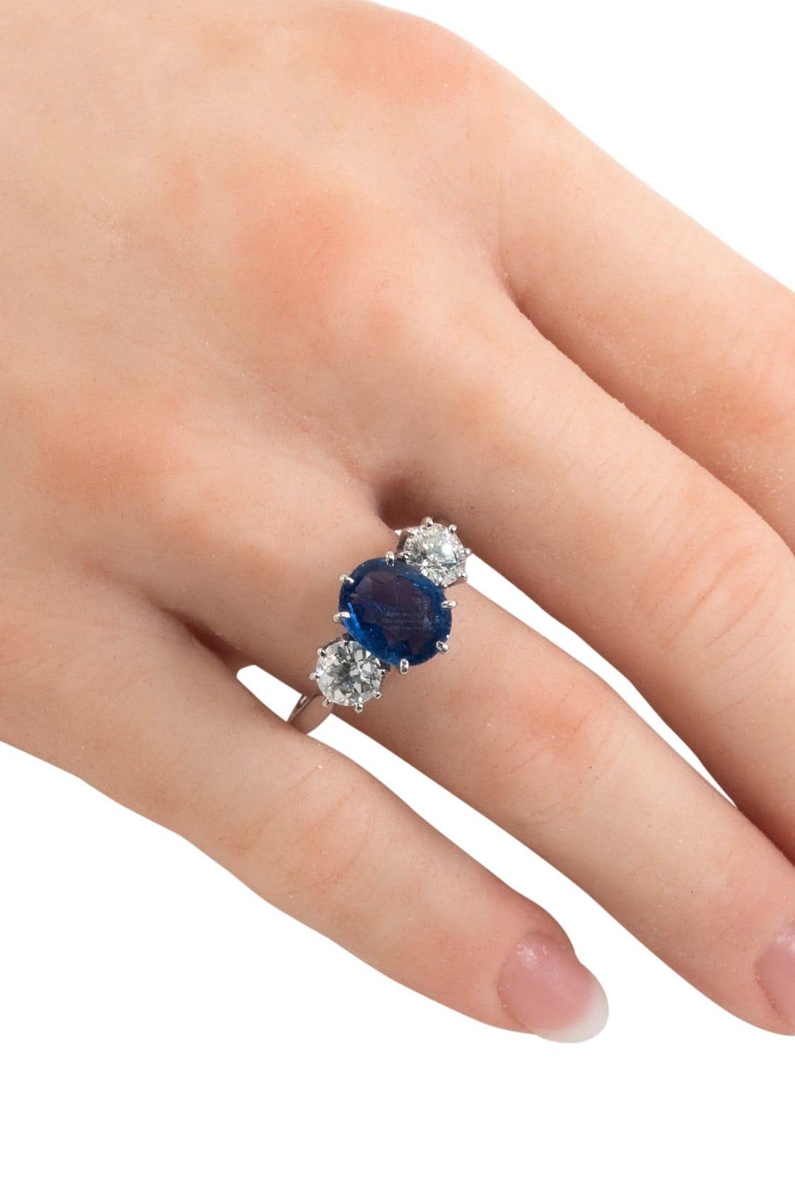 
This is a beautiful 18 ct gold ring which comes with a gemological certificate. 
The central sapphire stone is natural and not treated with a 3 carat weight.
The two side diamonds have a total weight of 1 ct
International ring sizes
DE – 60
GB –