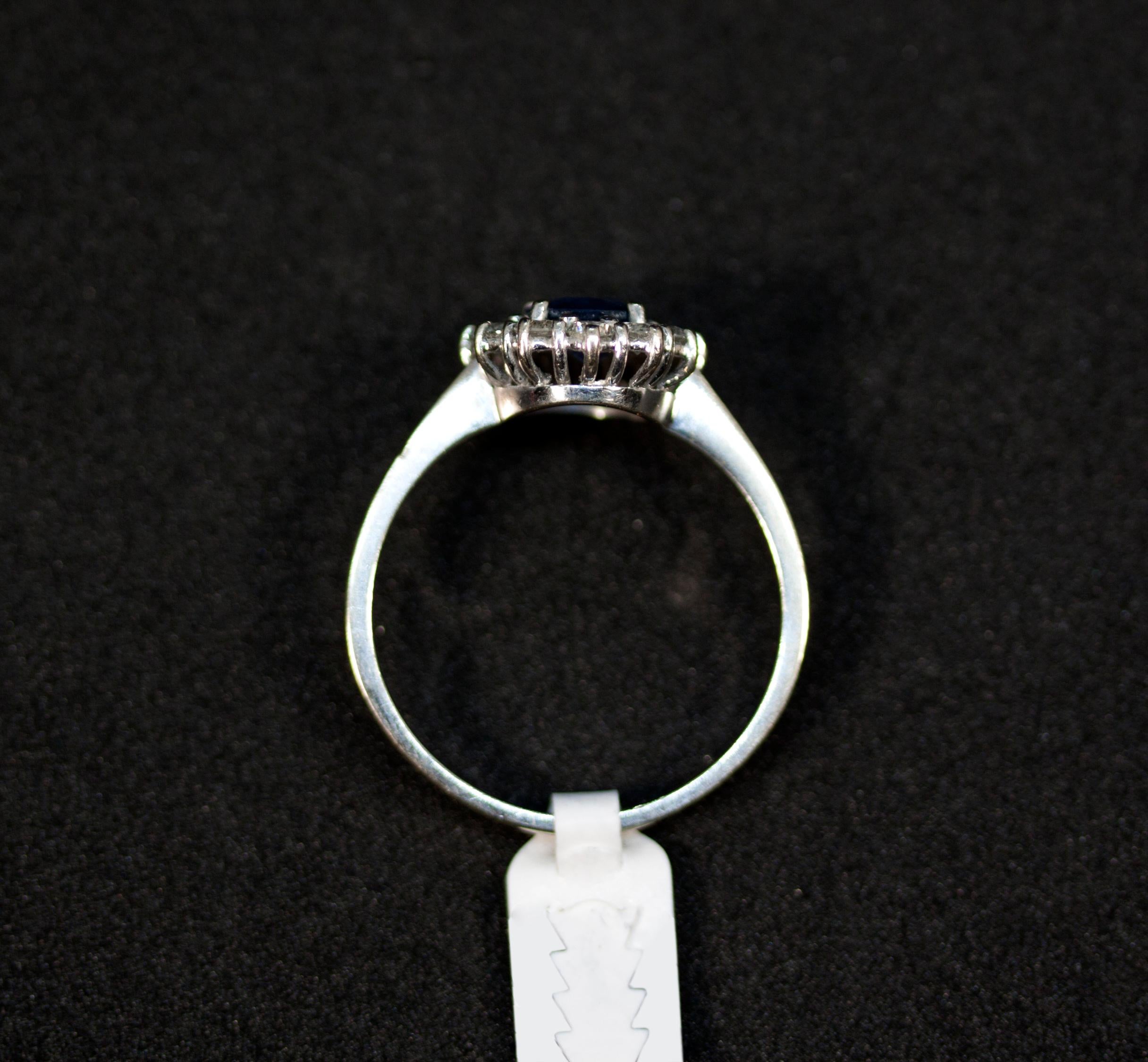 Cocktail-Halo-Cluster-Ring mit Saphiren und Diamanten aus Weißgold, Österreich, um 1960 im Angebot 4