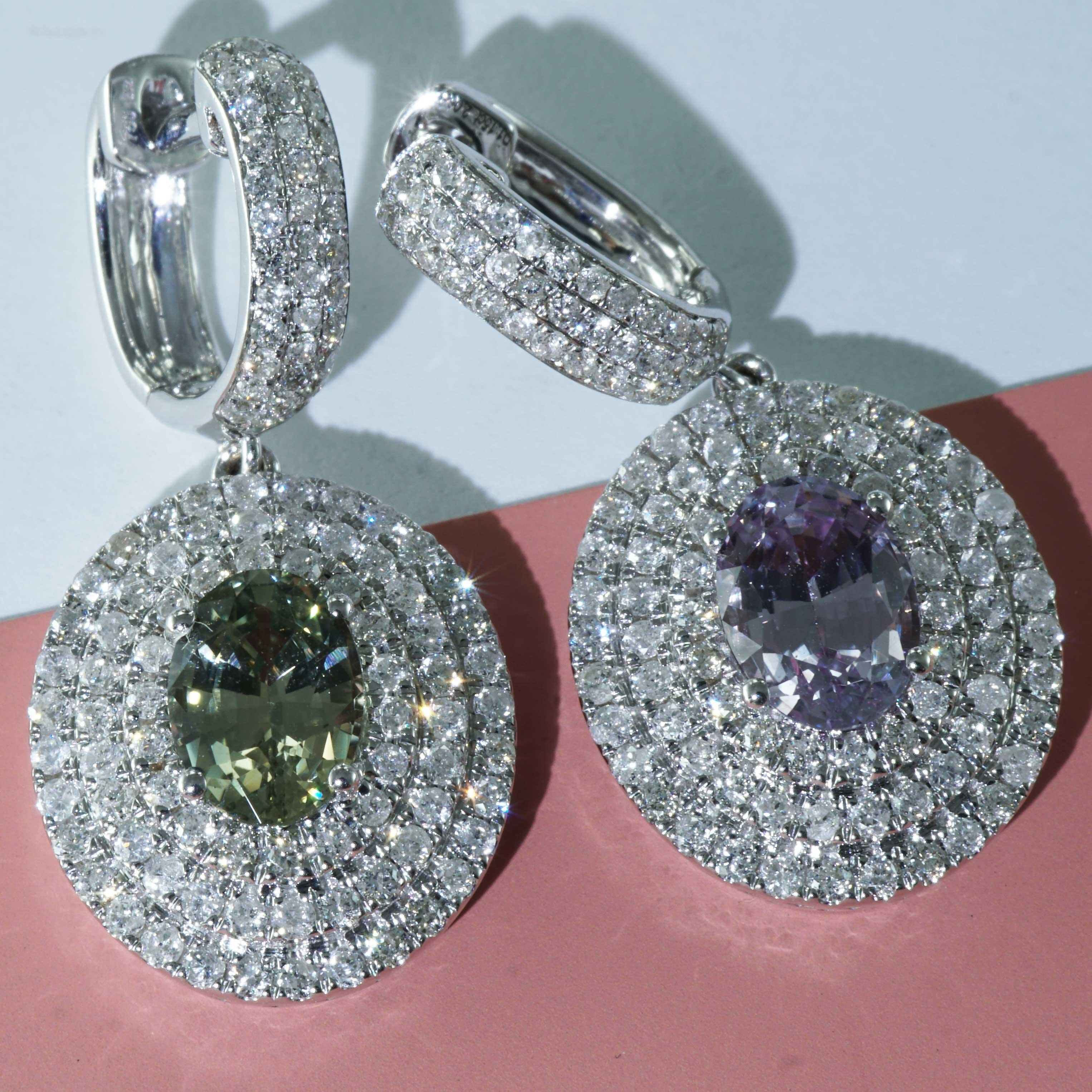 zaffiri di COLORE NATURALE non trattati, sempre una rarità, la maggior parte degli zaffiri sono riscaldati, meravigliosamente incastonati in stile aureola con una tripla corona di diamanti taglio brillante, 2 zaffiri di colori diversi verde e