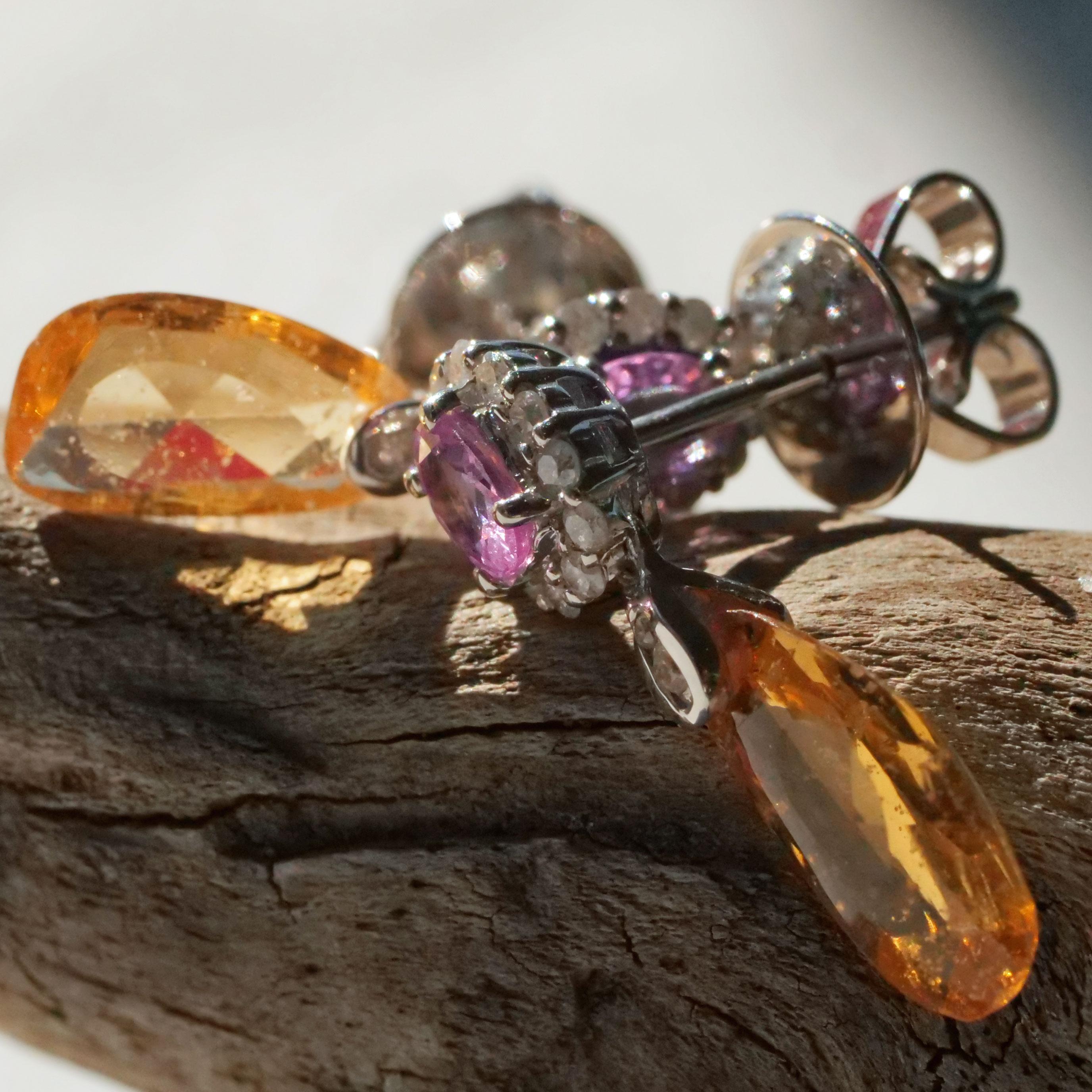 Gelbe Sugarloaf-Saphire als Anhänger gefasst, wunderschöne natürliche Form kombiniert mit leuchtend rosa ovalen Saphiren gesamt ca. 1,80 ct, haloartig eingefasst mit Vollschliff-Diamanten gesamt ca. 0,16 ct, W (weiß) / SI-P (kleine klare