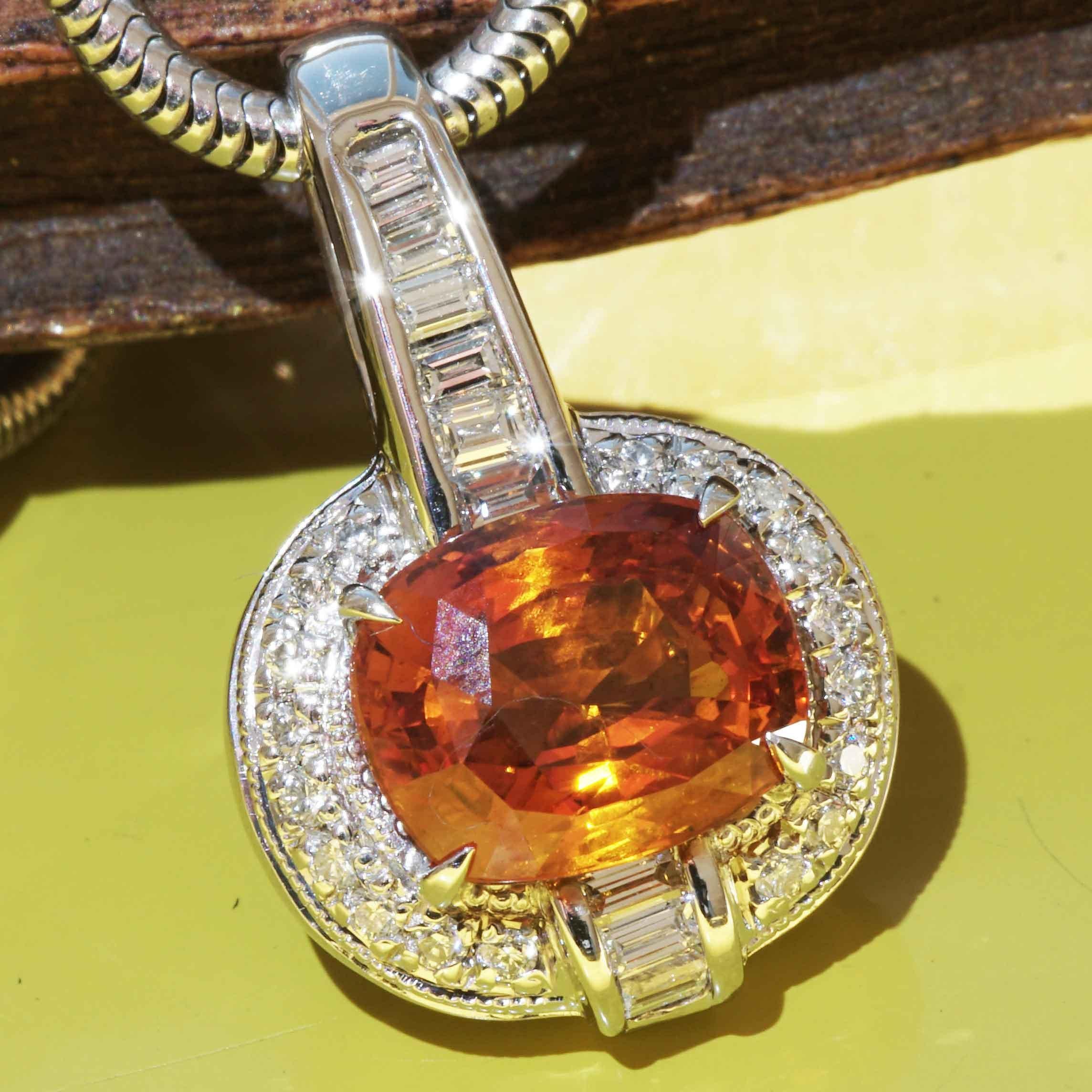 Quelle couleur spéciale pour un pendentif en saphir, dans l'incroyable couleur lumineuse orange, qui représente la richesse, un saphir magnifique de taille ovale d'environ 3,585 ct dans la taille 9,5 x 7,8 mm, AAA+ , grande brillance, dans le style