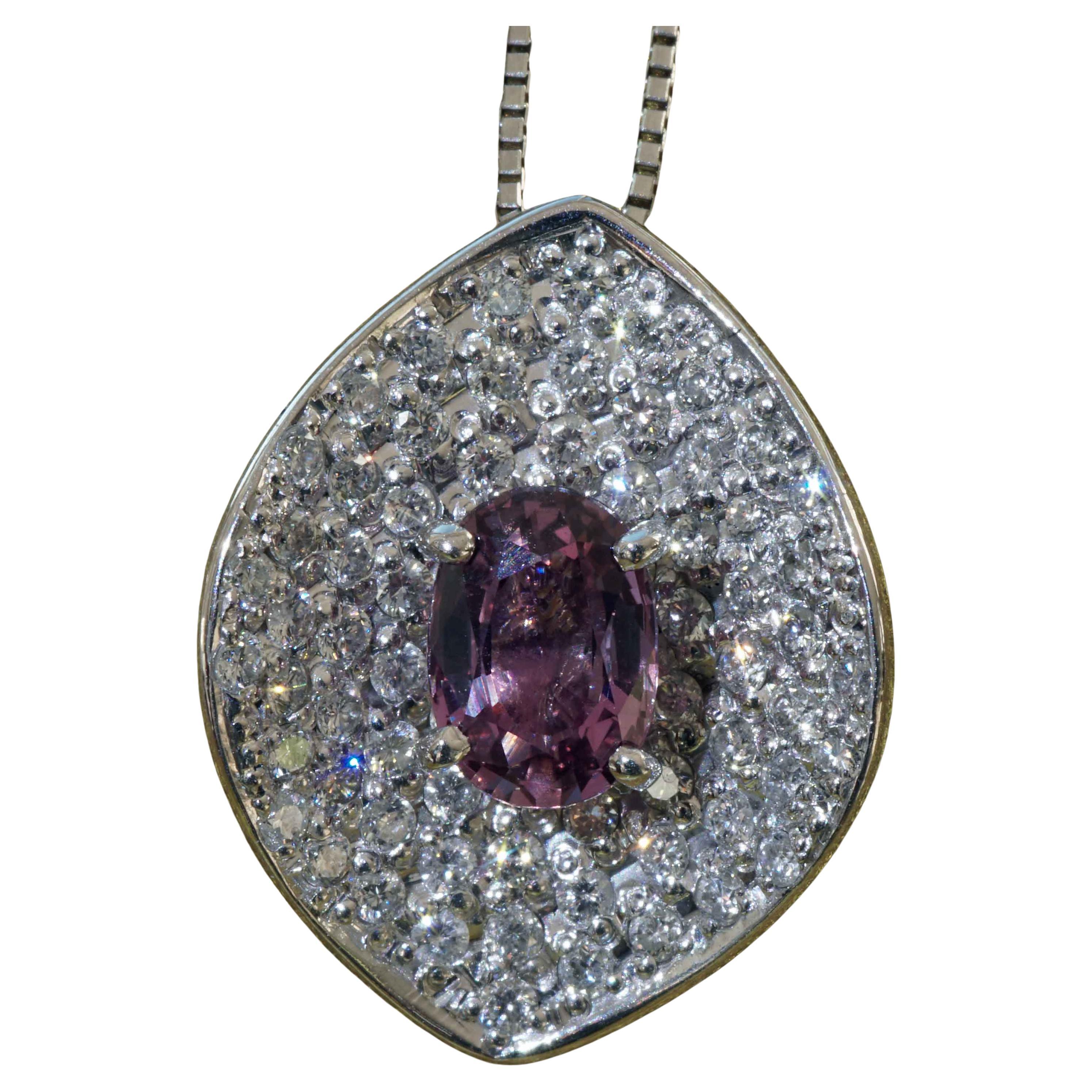 ancora una volta una tonalità speciale per un pendente di zaffiro... nell'incredibile colore viola brillante, uno zaffiro fine di taglio ovale di circa 1,0 ct nella misura 7 x 5 mm, AAA+, grande brillantezza, sollevato in una lastra massiccia a