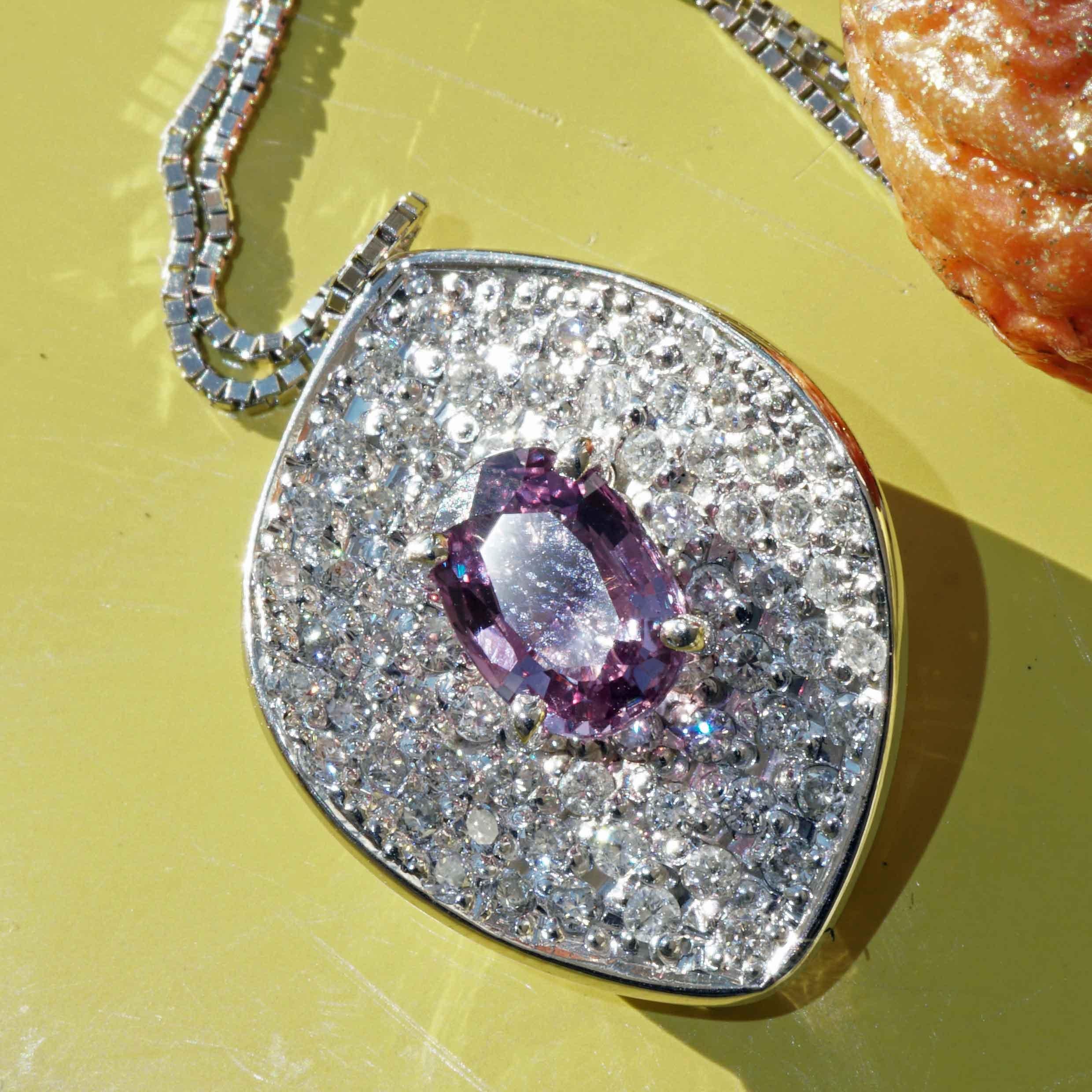 Moderno Ciondolo Brilliante di zaffiro in platino viola purpureo incredibile Colore luminoso in vendita
