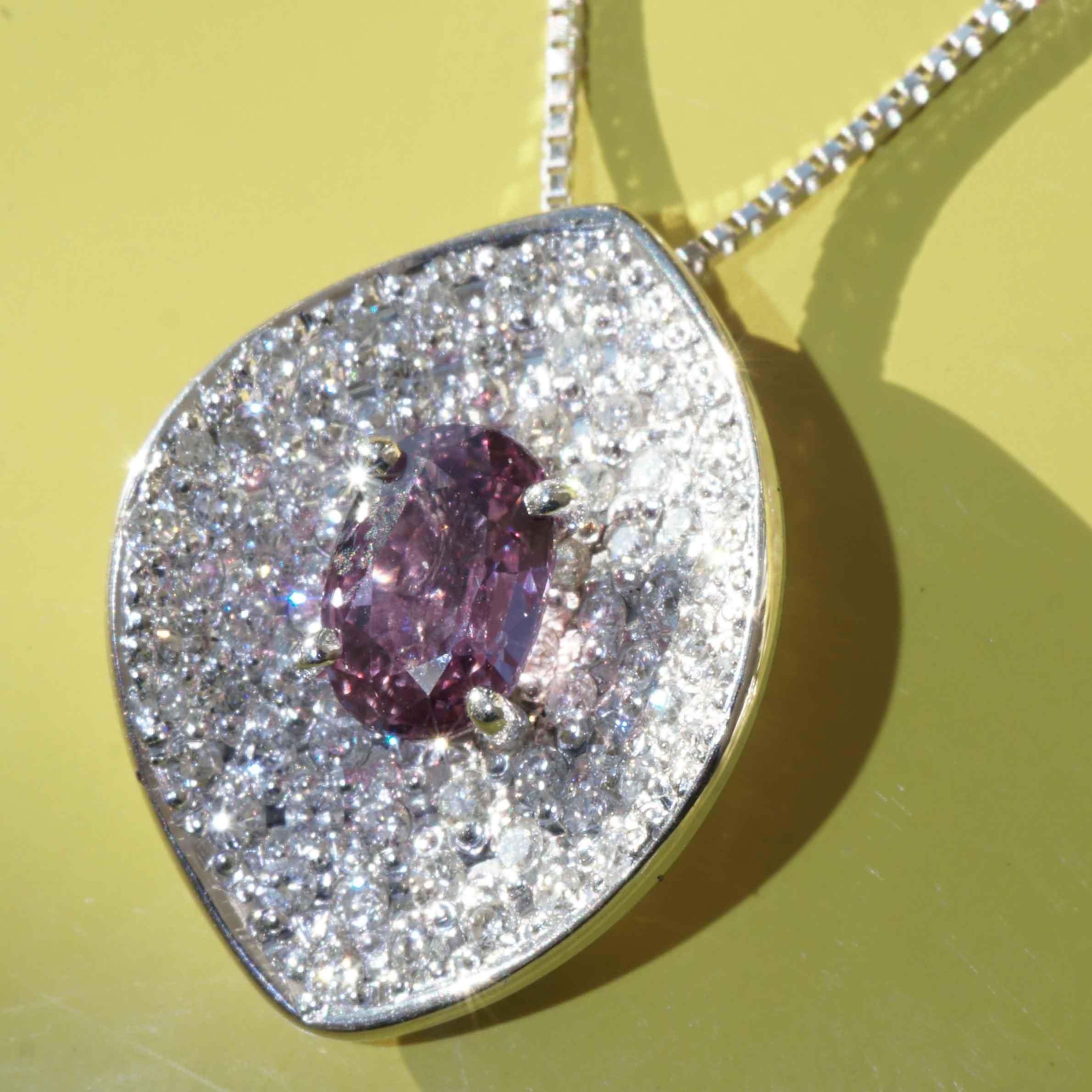 Taglio ovale Ciondolo Brilliante di zaffiro in platino viola purpureo incredibile Colore luminoso in vendita