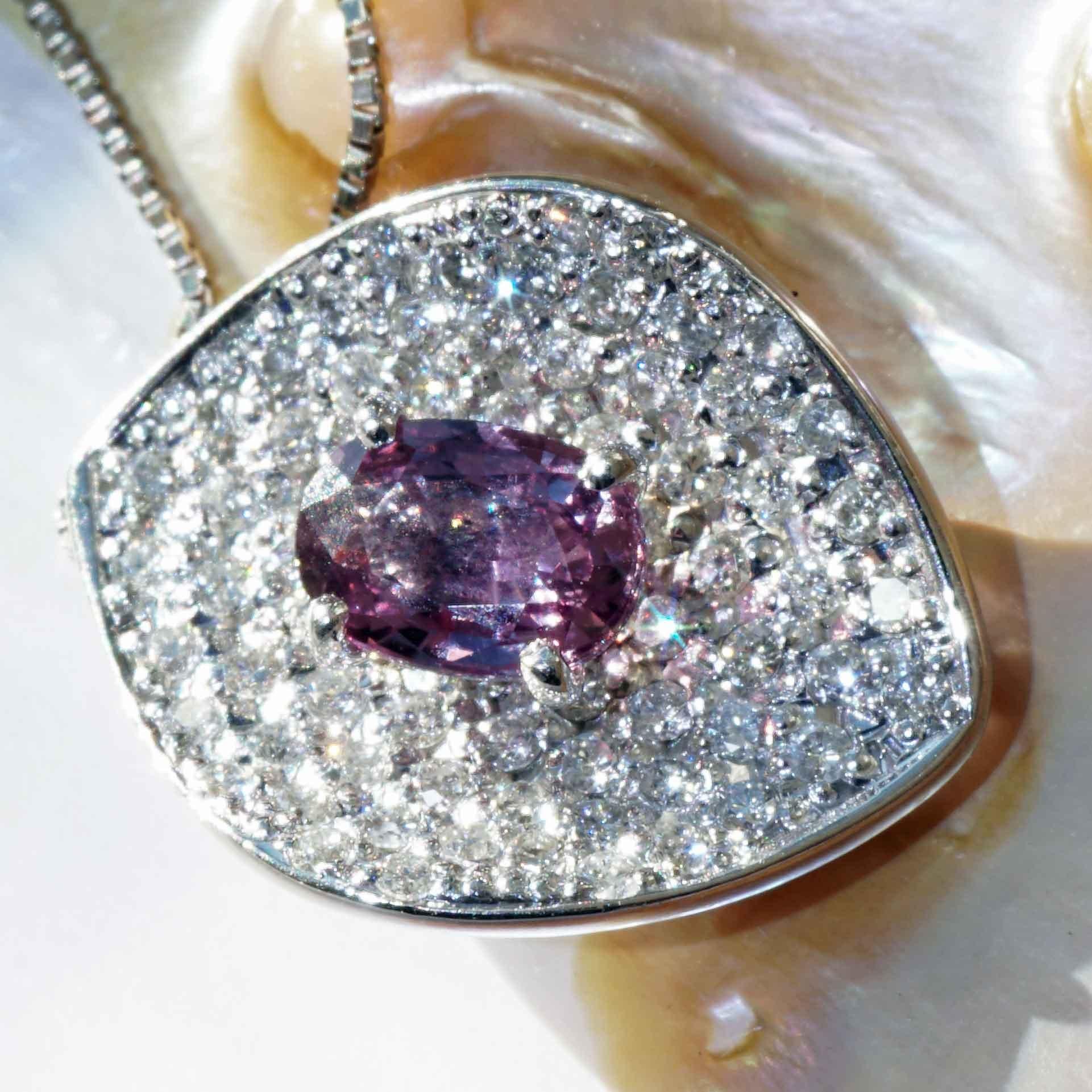 Ciondolo Brilliante di zaffiro in platino viola purpureo incredibile Colore luminoso In condizioni Nuovo in vendita a Viena, Viena