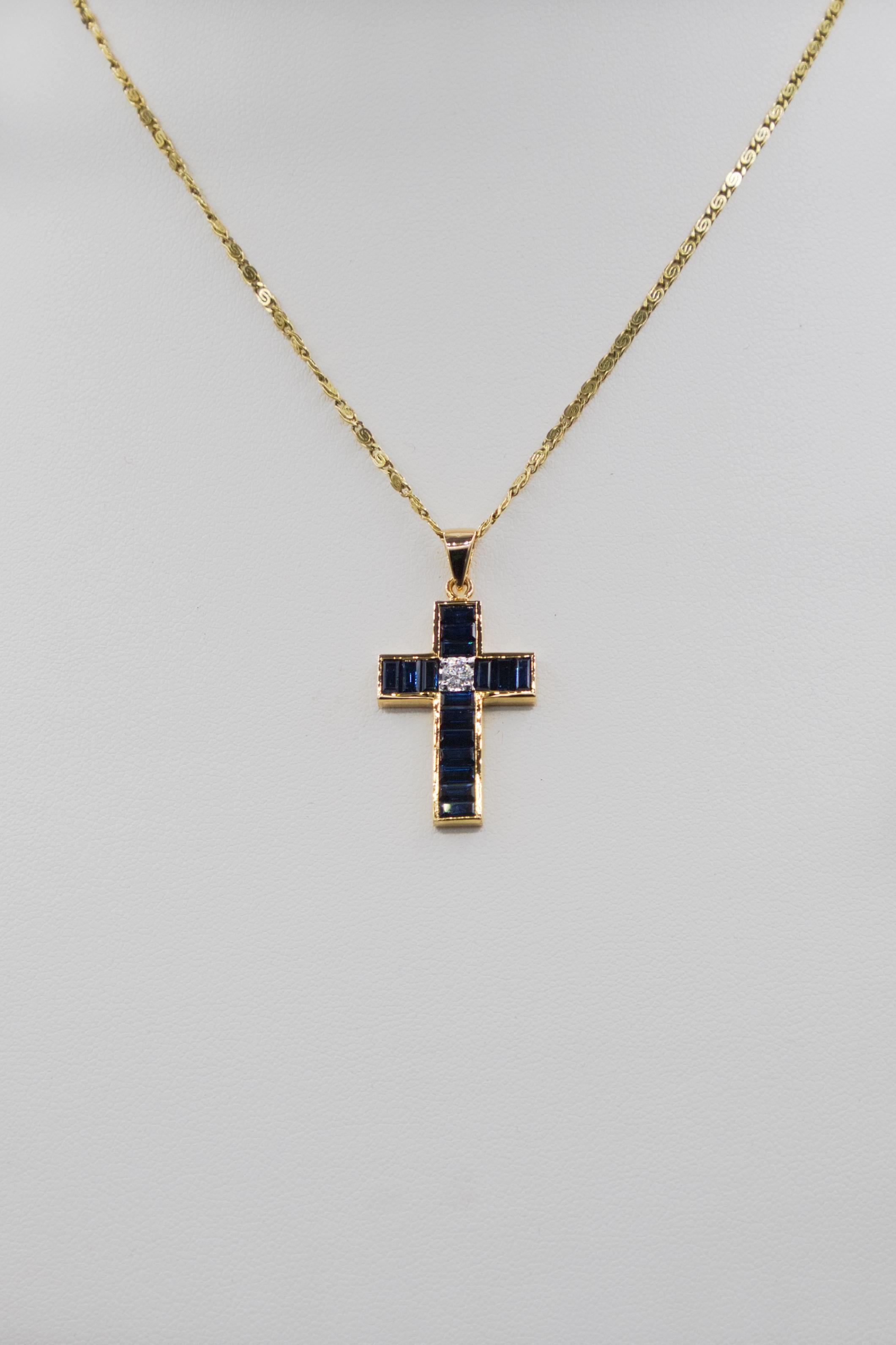 Oro 18 kt. 2,95 ct. saphire 0,12 ct. diamante. 4,52 grammi peso 30 mm lunghezza 18 mm brillantezza
La croce è. occupata in lunghezza nella parte superiore con 3 zaffiri poi 0,12 ct bianco è diamante e poi ancora 7 zaffiri croce 3 zaffiri poi il