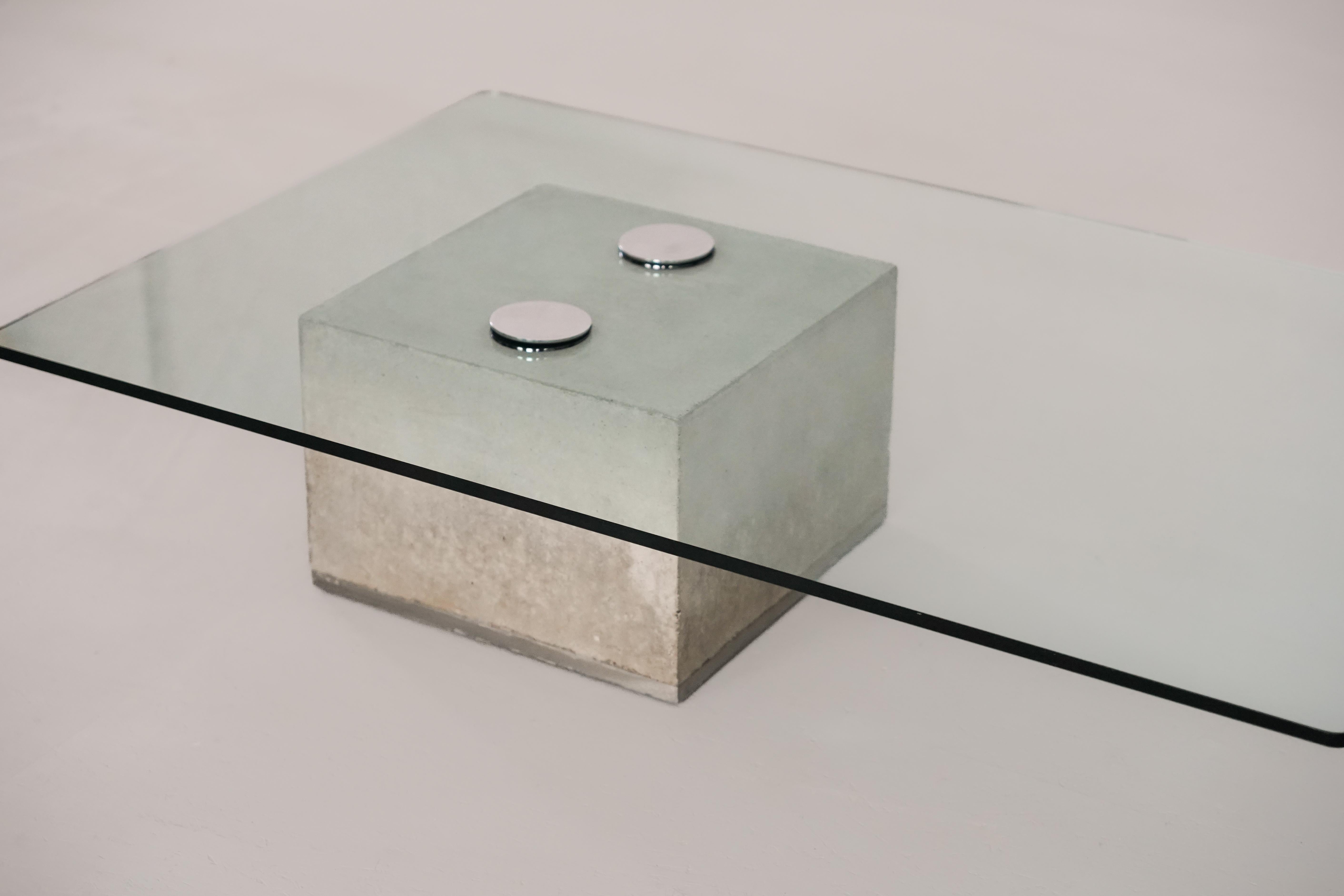 
The Sapo table, designed by Giorgio Saporiti for Saporiti Italia, is a sculptural and futuristic piece that exemplifies bold Italian design from the late 20th century. With its distinctive concrete base, the table merges brutalist materiality with