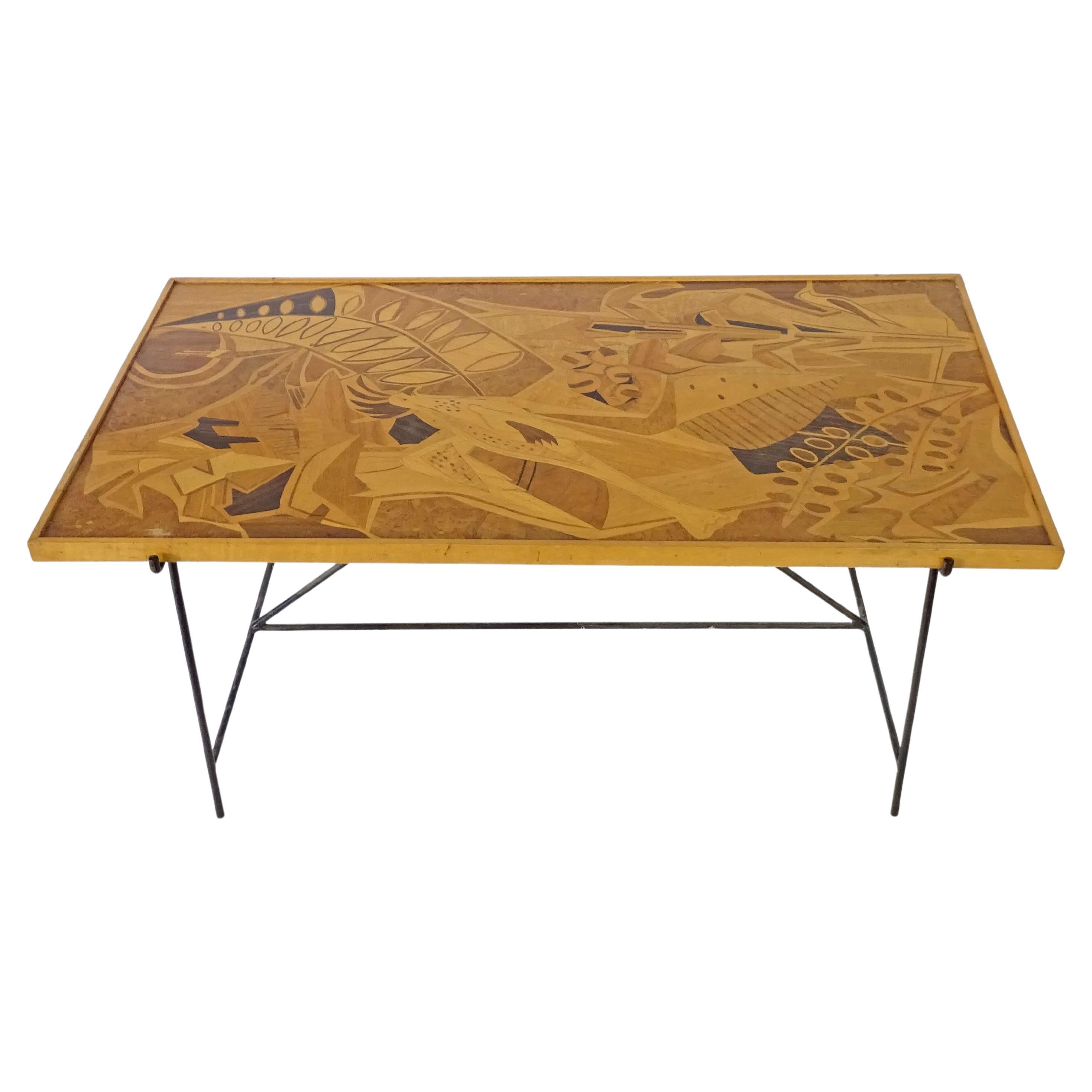 Table basse en marqueterie de bois et base en métal Saporiti des années 1950