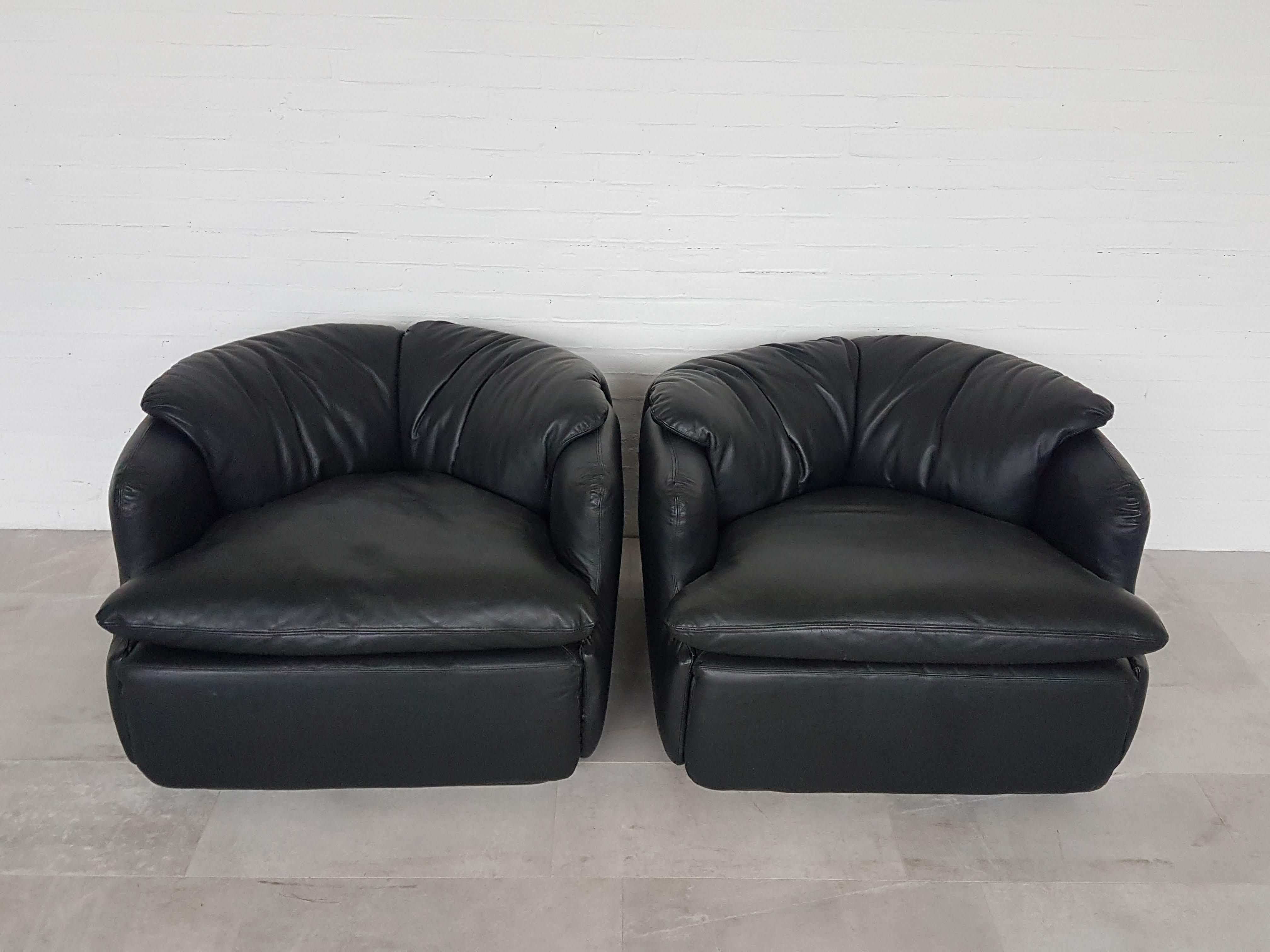 Mid-Century Modern Saporiti confidential seating group from the 1970s designed by Alberto Rosselli. In Original black leather. Would fit well in a Space Age or Brutalist inspired interior. The low height and well designed back part make it a