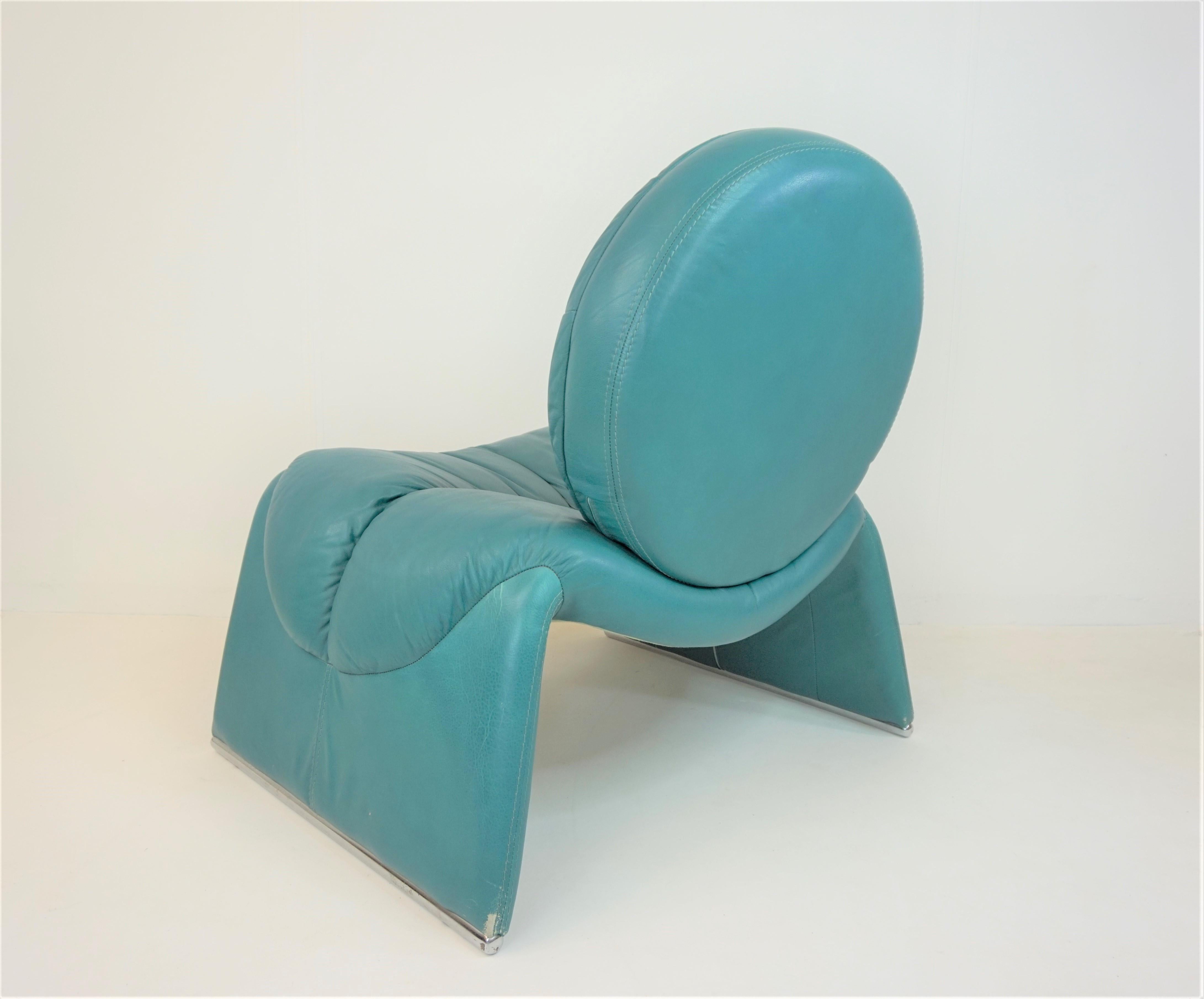 This C35 in a turquoise leather tone is in very good condition. The soft leather only shows slight signs of wear on the lower corners of the legs. The construction is solid, the seating comfort impeccable. The Calypso has become a popular design