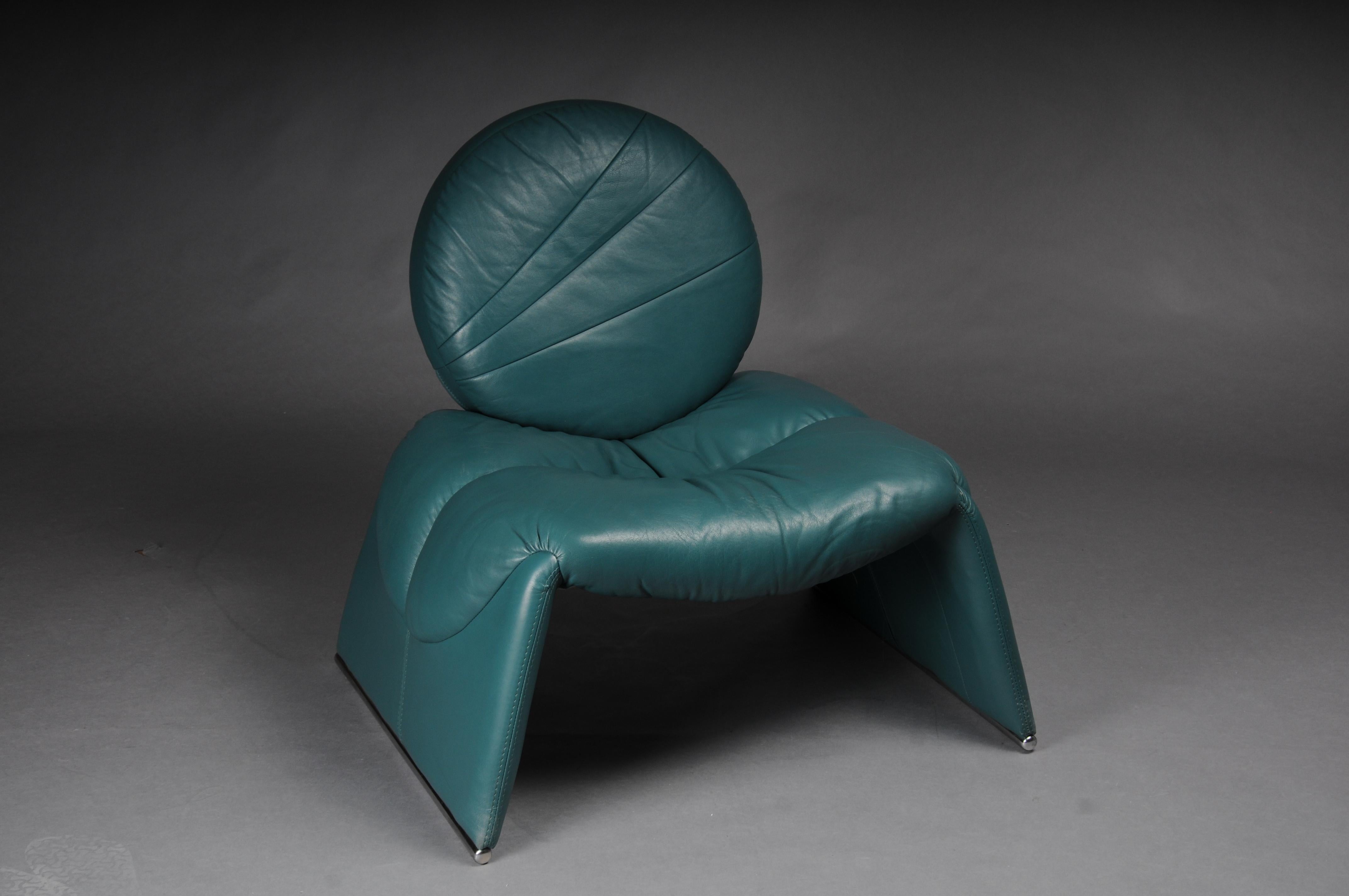 Questo C35 in pelle color turchese è in ottime condizioni. La pelle morbida presenta solo lievi segni di usura sugli angoli inferiori delle gambe. La costruzione è solida, il comfort della seduta impeccabile. La Calypso è diventata una popolare