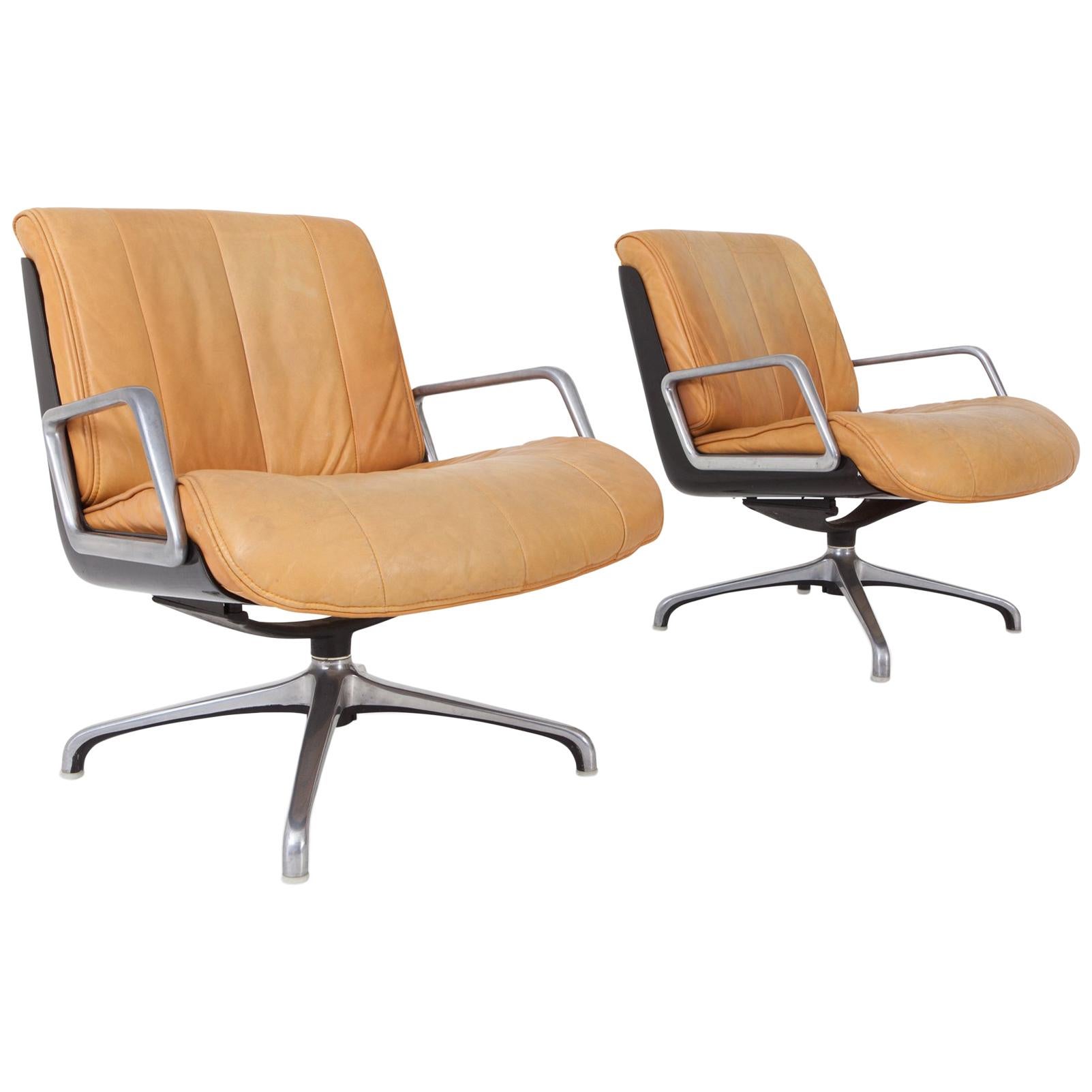 Postmodern swivel lounge chair made by Saporiti, Italy, 1970s.

Nude or camel leather seating, aluminum armrests and base, black plastic back. 

We have two pieces available.