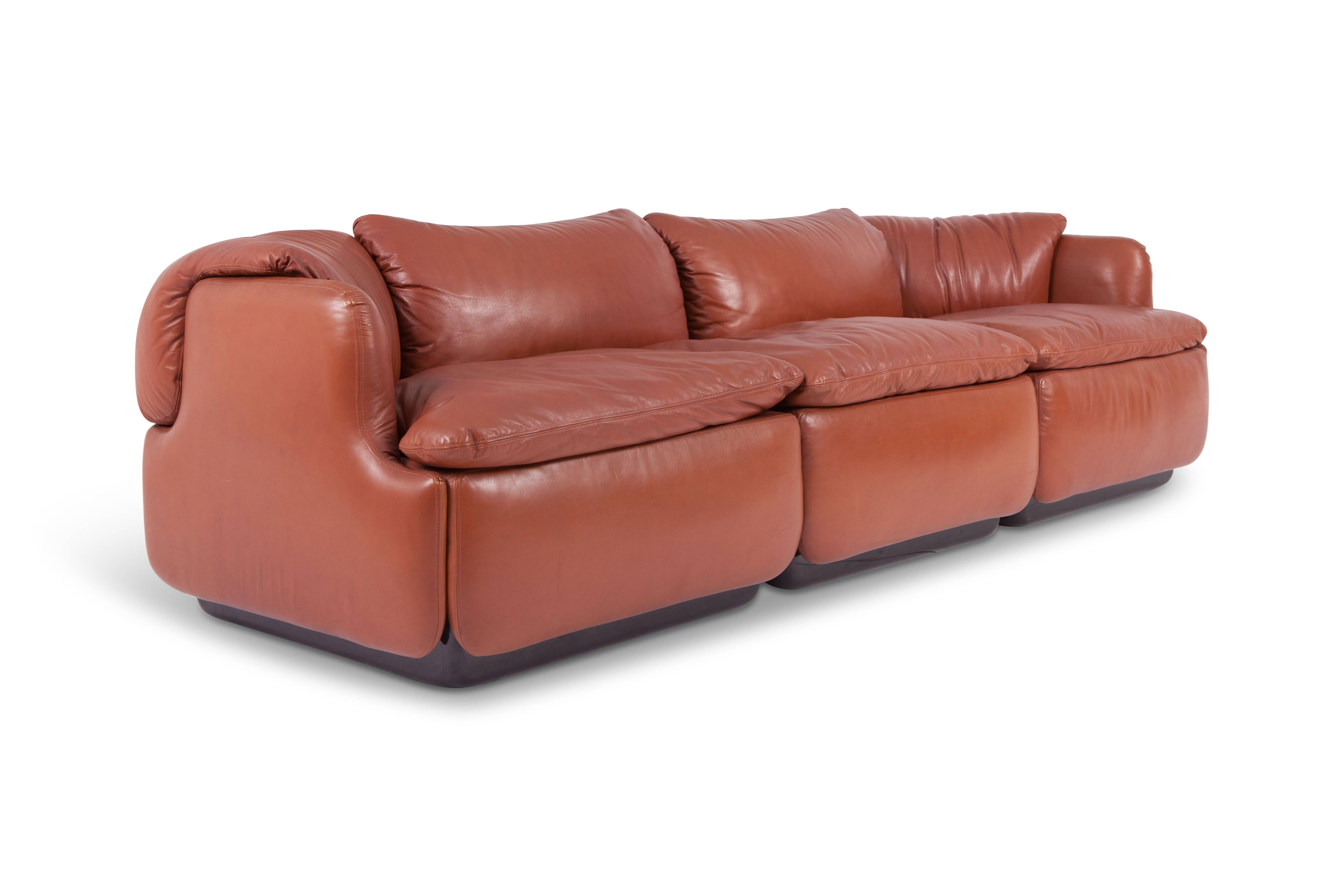 Saporiti Vertrauliches Sofa aus cognacfarbenem Leder von Alberto Rosselli (Moderne der Mitte des Jahrhunderts)