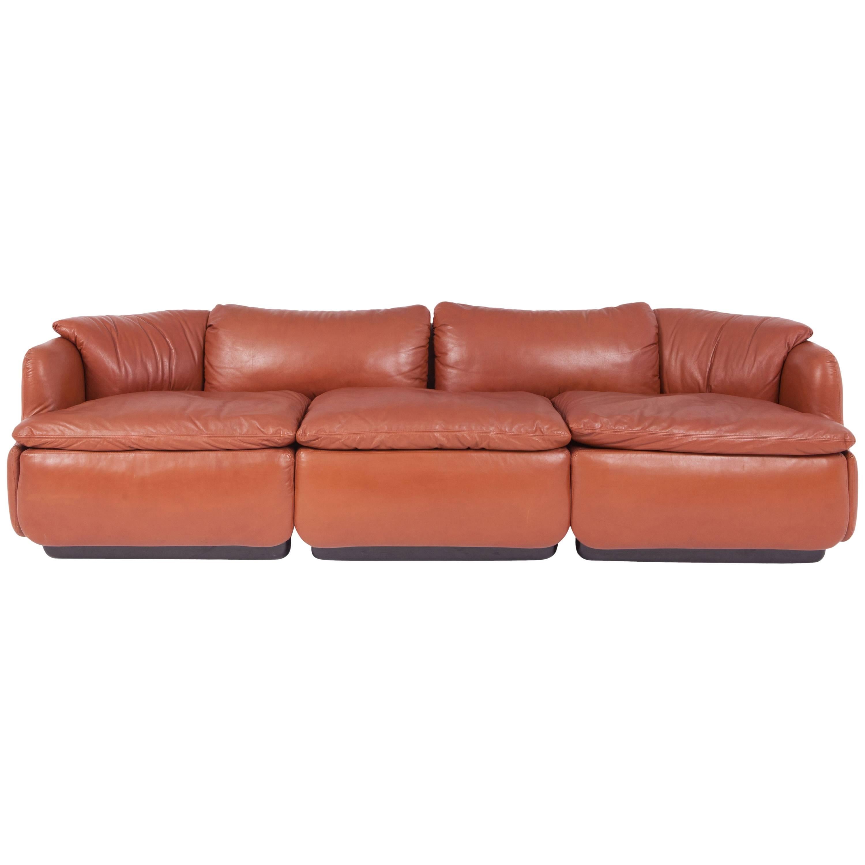 Saporiti Vertrauliches Sofa aus cognacfarbenem Leder von Alberto Rosselli