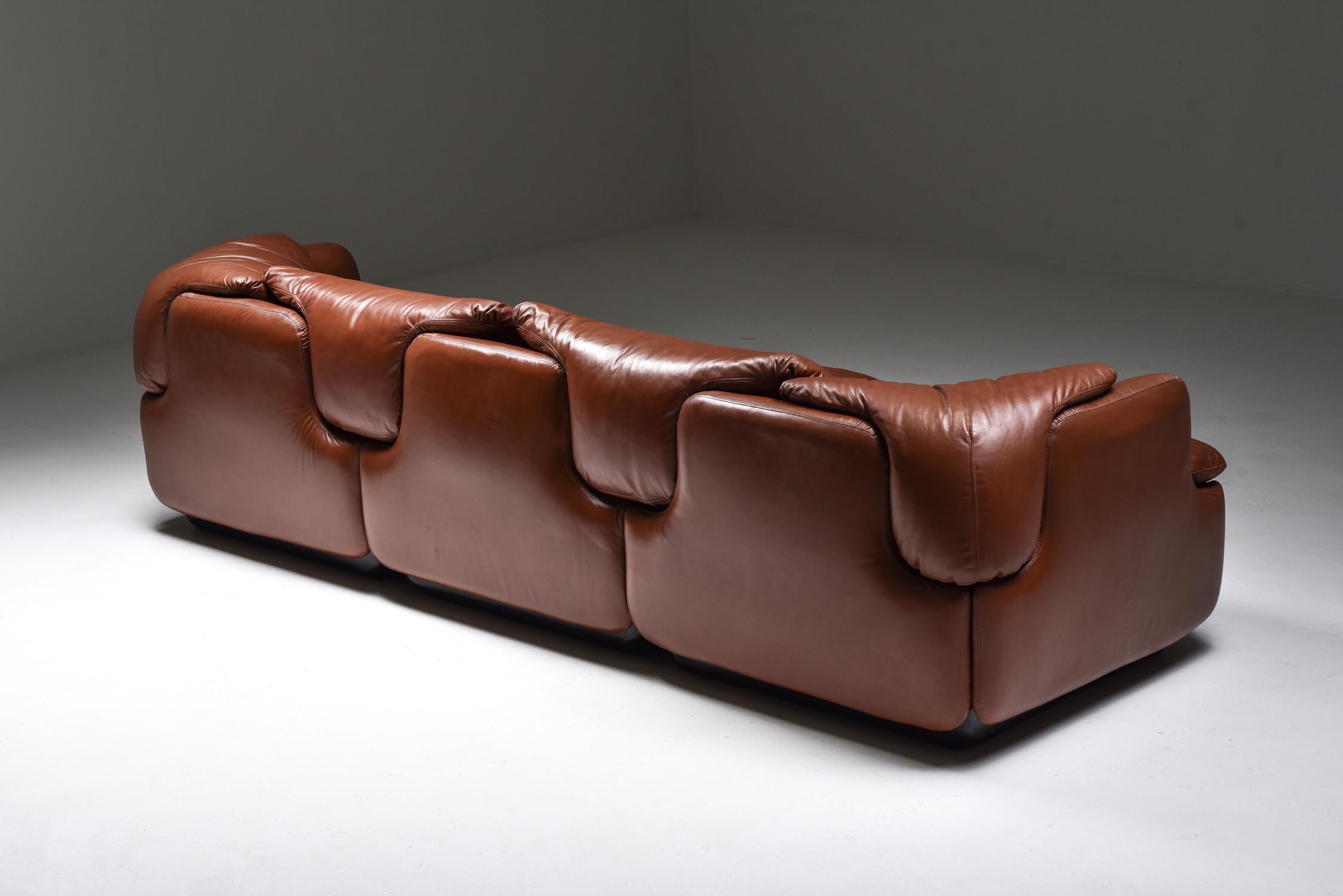 Postmodern 'confidential' three-seat sofa in high quality nappa leather, designed by Italian architect Alberto Rosselli in 1972 for Saporiti Italia.
Especially the design of the back of this spectacular sofa makes it stand out from any