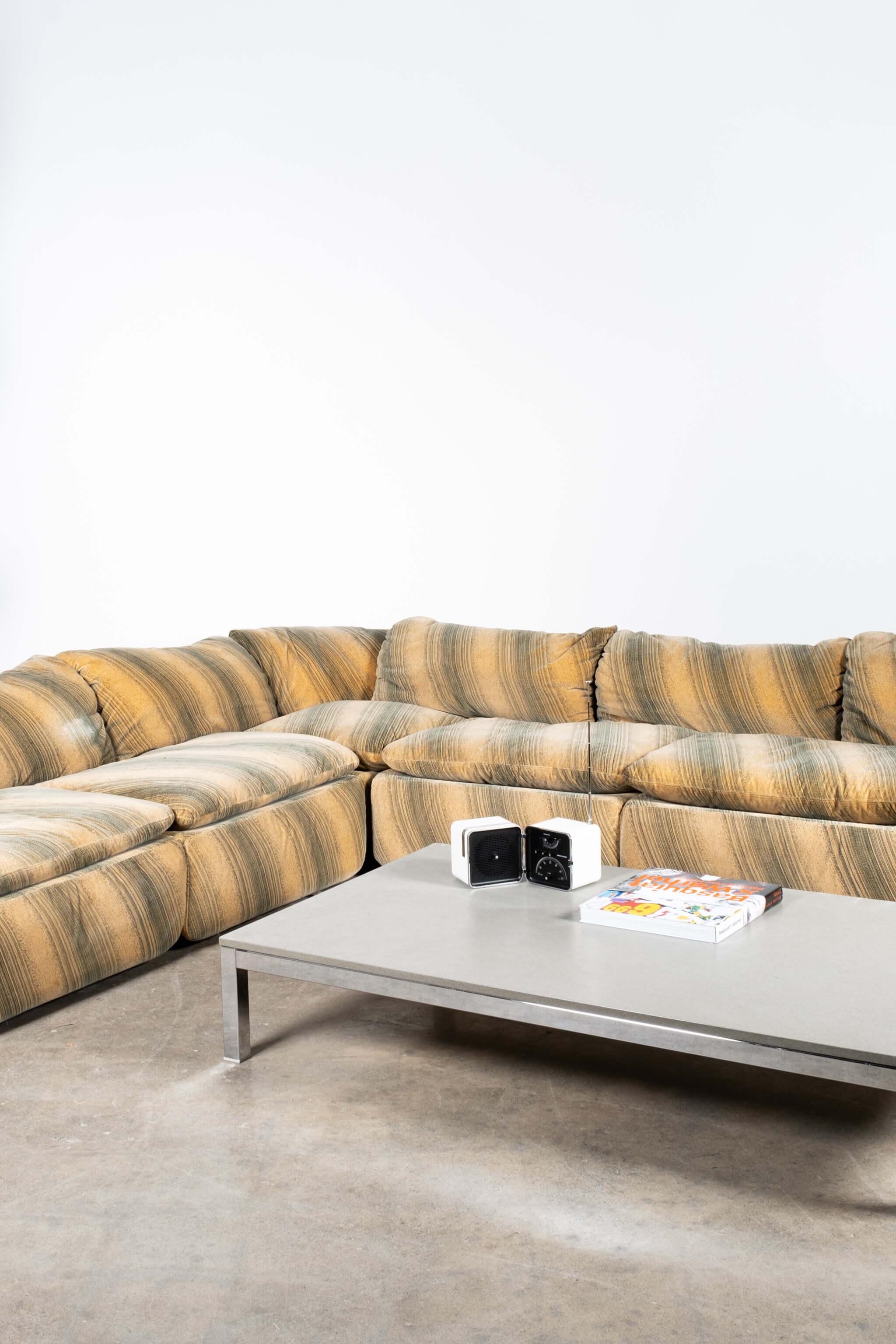 The “Confidential Sofa”, designed by Italian architect and designer Alberto Rosselli in 1972 for Saporiti Italia, is one of the first modular systems to be introduced for the home. Rosselli provided a functional connection between the backrest and
