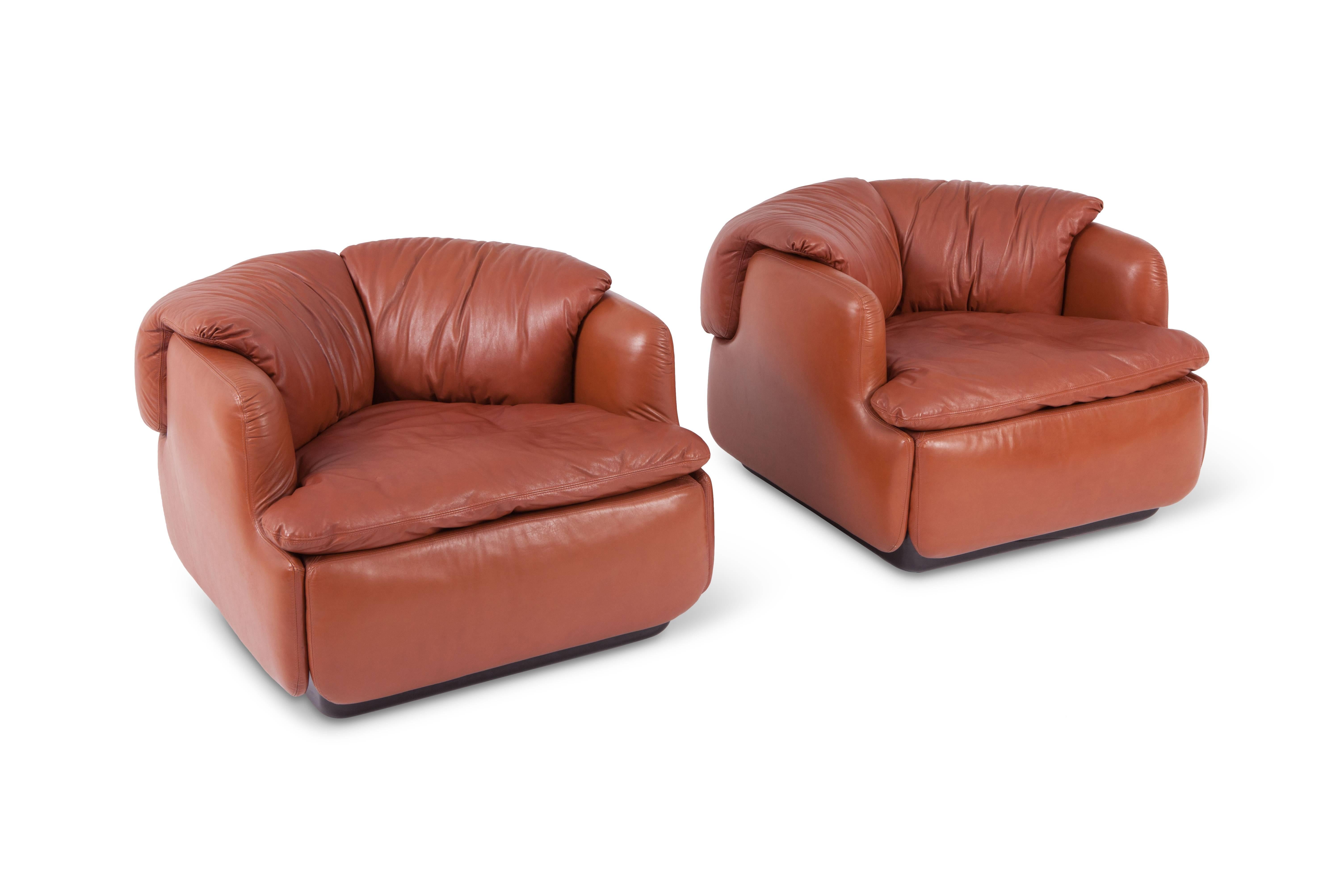 Iconic whiskey colored club chairs in high quality leather, designed by Italian architect Alberto Rosselli in 1972 for Saporiti Italia.

Measures: D 83, H 63, W 83, SH 42.5 cm.

 