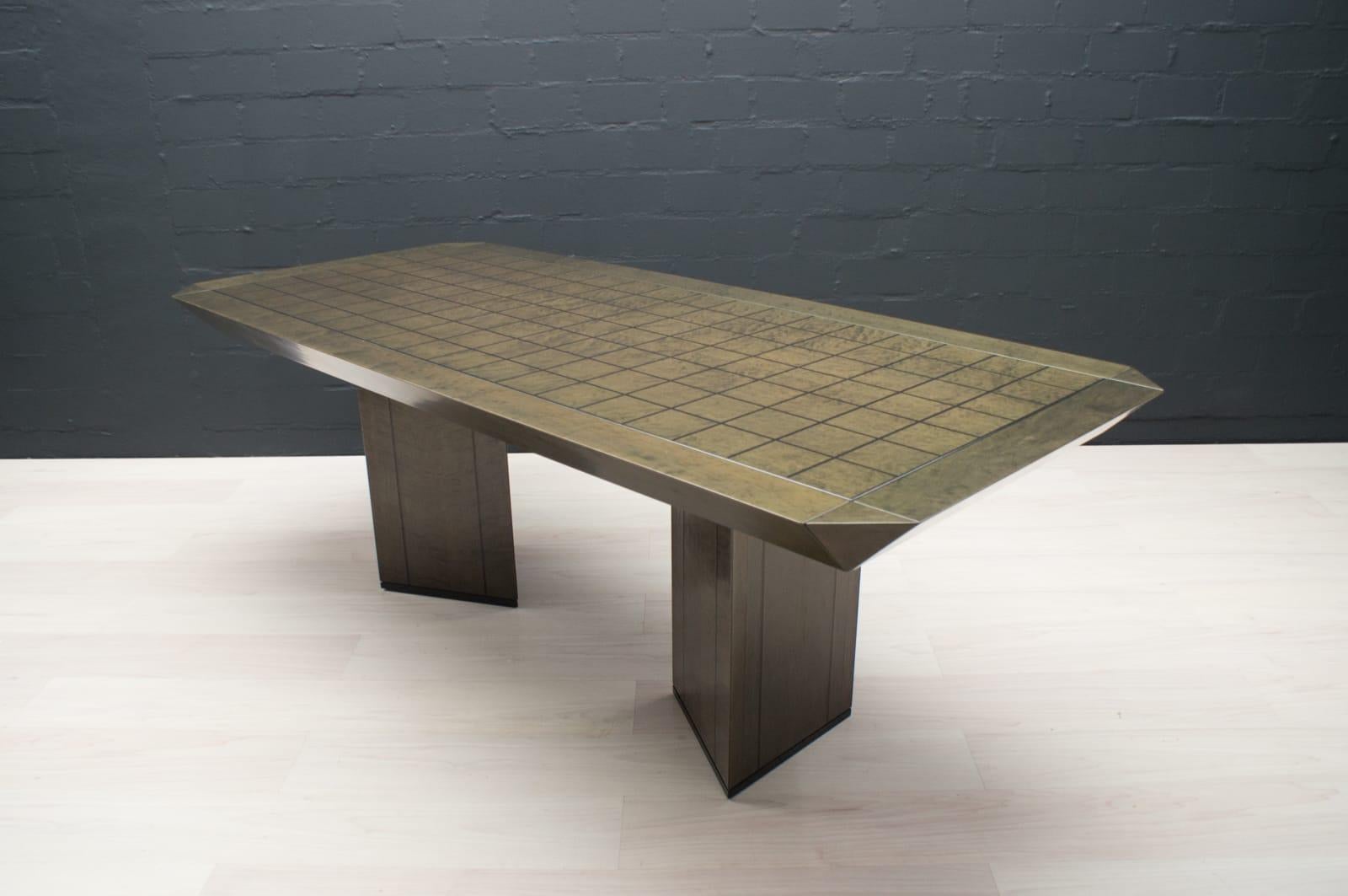 Stunning piece of Italian design, this large luxurious dining table.
It features a top in bird's-eye maple with a modern, grid pattern decoration. It's feet can be mounted in two ways and so they can also be disconnected from the top for shipping.